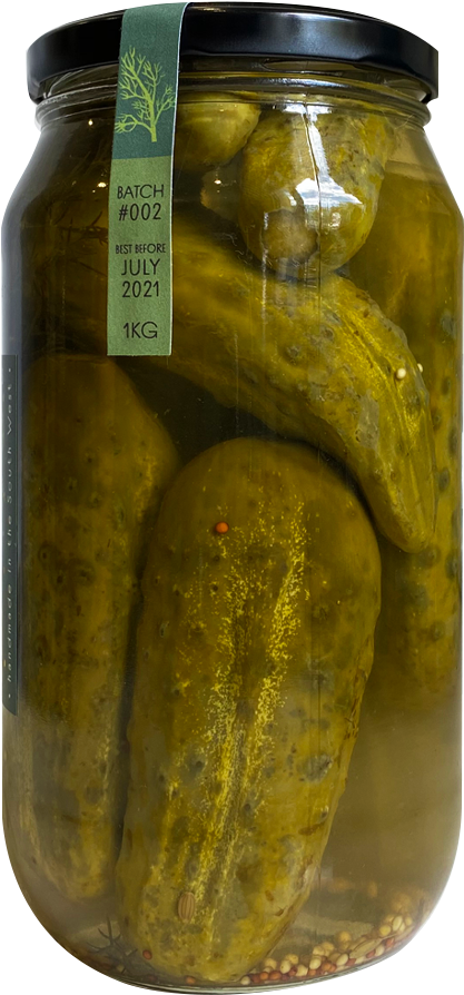 醃黃瓜 桌布 壁紙 — 一個透明玻璃罐裝滿了醃製的泡菜和香料，用黑色蓋子和綠色標籤密封。