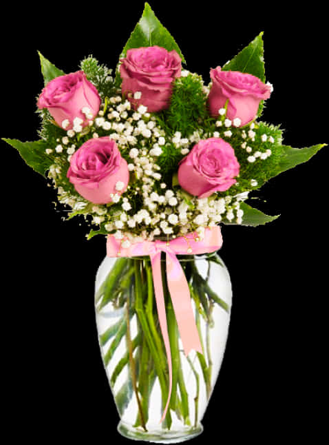 Roses 桌布 壁紙 — 一個透明玻璃花瓶內有五朵粉紅玫瑰和滿天星，繫著粉紅絲帶，背景為黑色。
