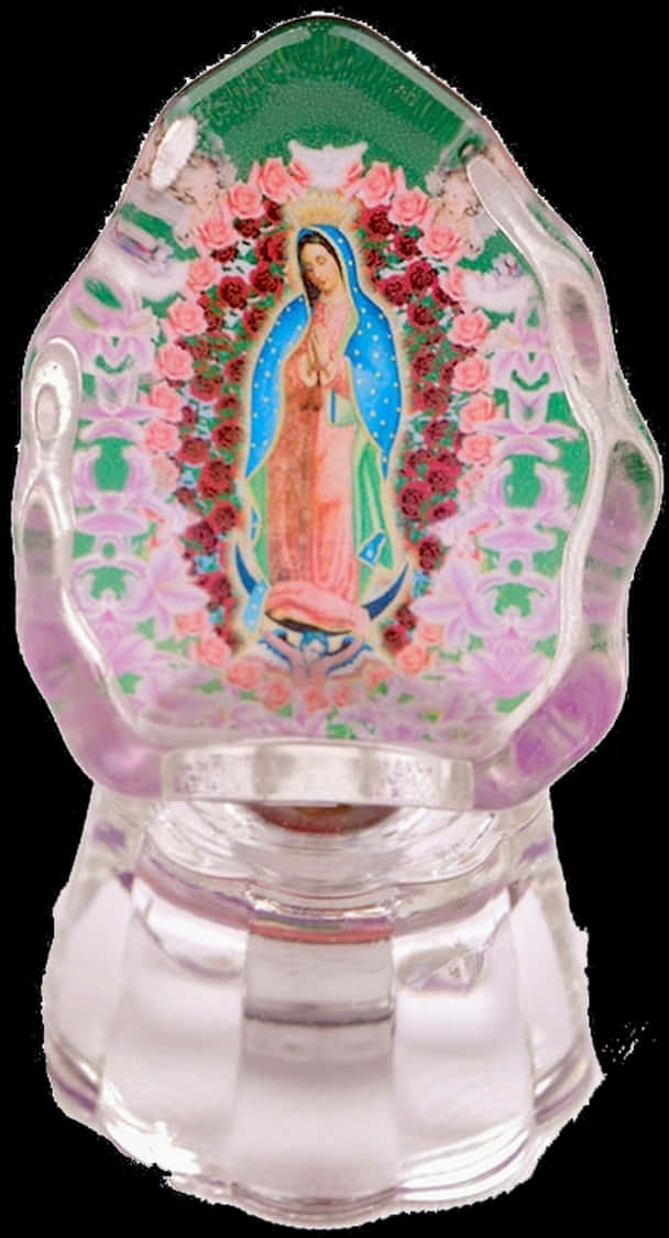 Virgin Mary 桌布 壁紙 — 一個透明玻璃雕像內含一幅色彩繽紛的瓜達盧佩聖母像，周圍環繞著粉紅色和紅色的玫瑰。