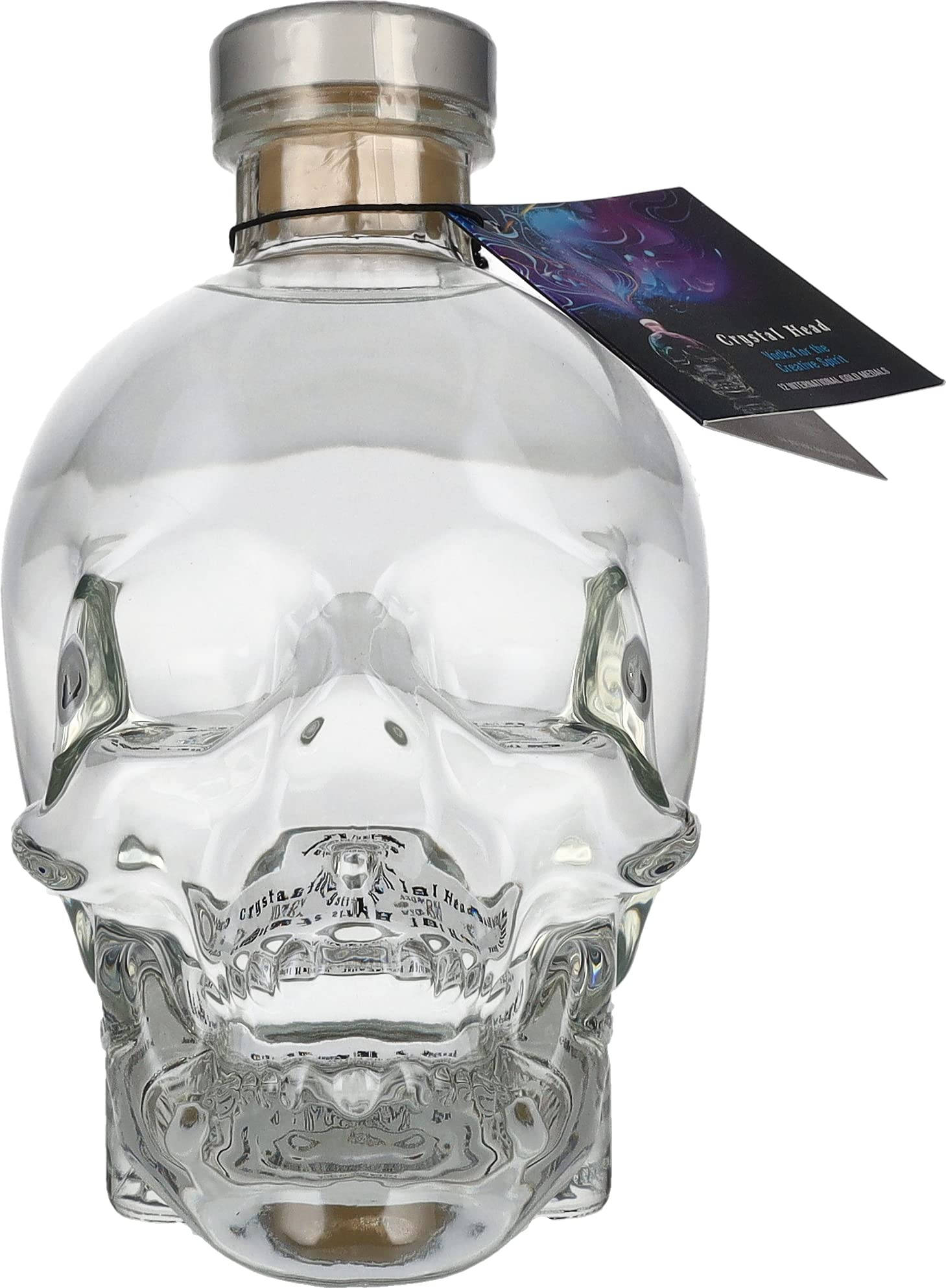 Drink 桌布 壁紙 — 一個透明玻璃骷髏形狀的Crystal Head伏特加酒瓶，帶有銀色瓶蓋和宇宙主題標籤，背景為白色。