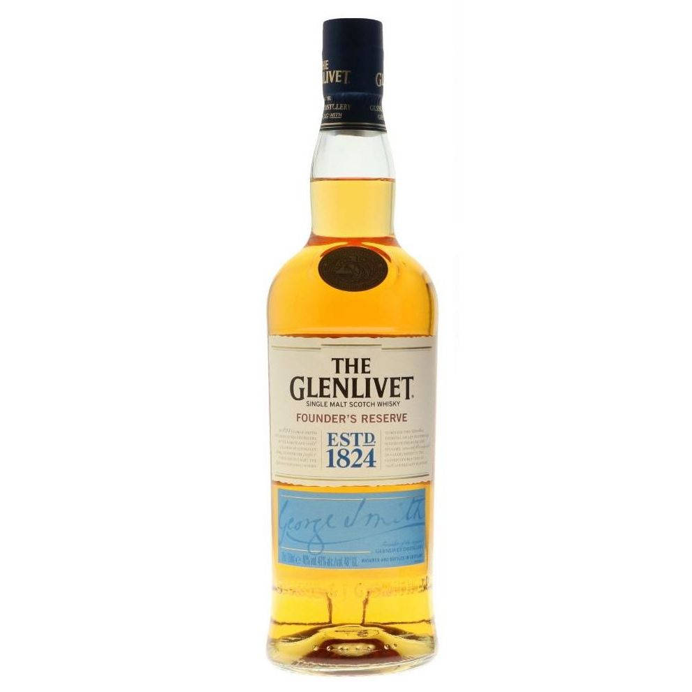 Drink 桌布 壁紙 — 一個透明瓶子，裝有The Glenlivet Founder's Reserve單一麥芽蘇格蘭威士忌，金色液體和藍色瓶蓋，背景為白色。