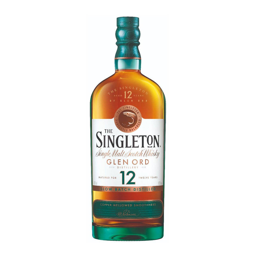 bottle 桌布 壁紙 — 一個透明瓶子，裝有The Singleton 12年單一麥芽蘇格蘭威士忌，琥珀色液體和青綠色瓶蓋，背景為白色。