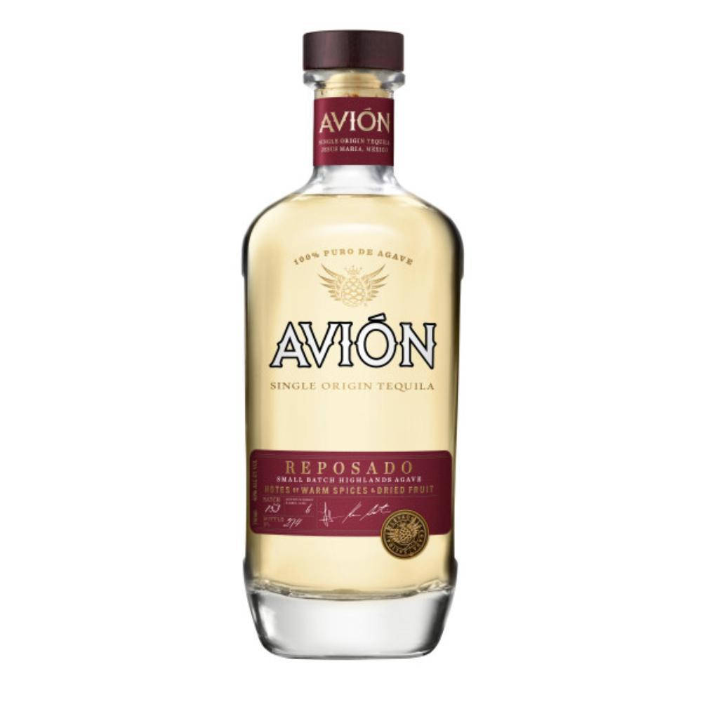 bottle 桌布 壁紙 — 一個透明瓶子，裝有金色液體和栗色標籤的Avion Reposado龍舌蘭酒，背景為白色。