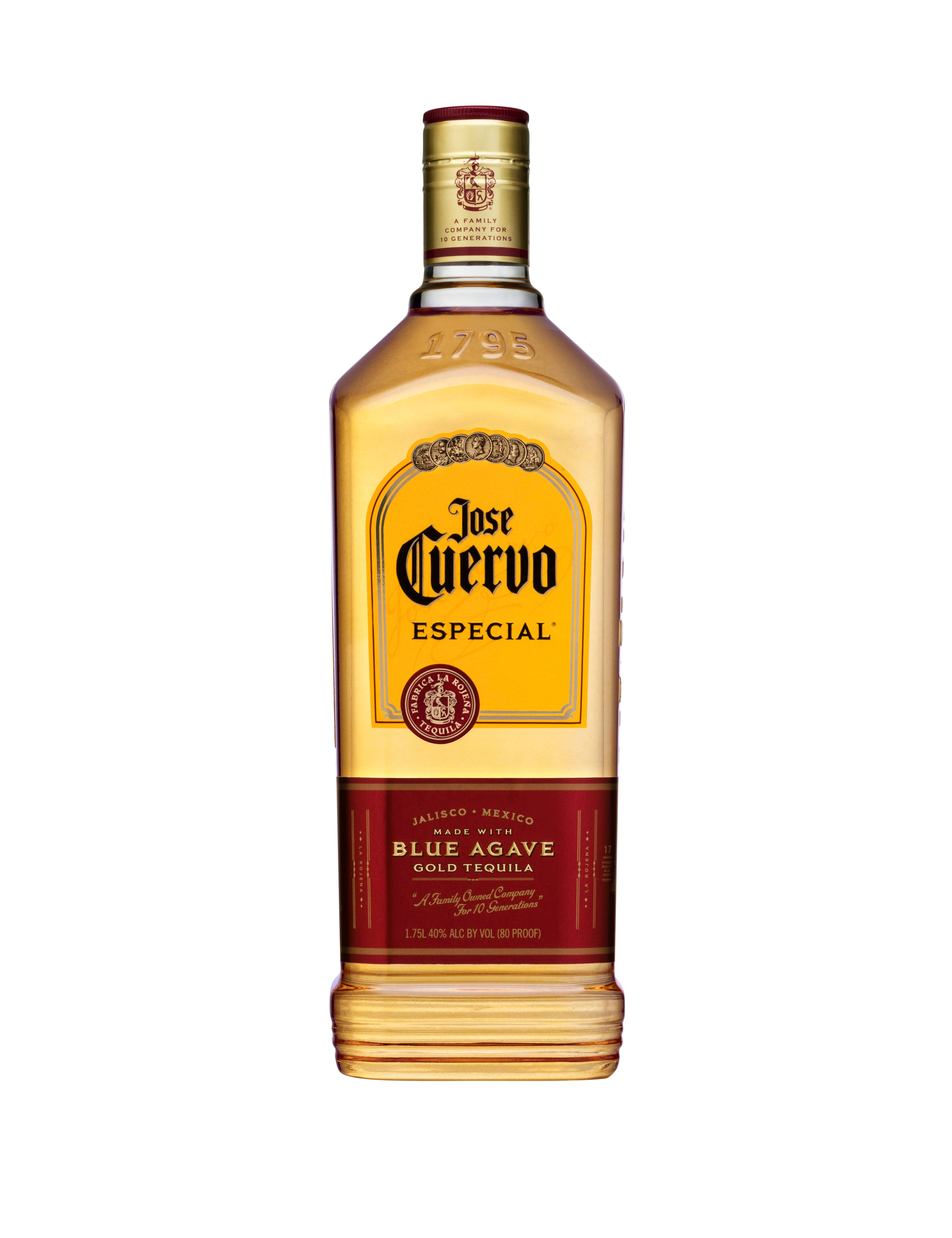 alcohol 桌布 壁紙 — 一個透明瓶子的Jose Cuervo Especial Gold Tequila，帶有金色和紅色標籤，背景是白色。