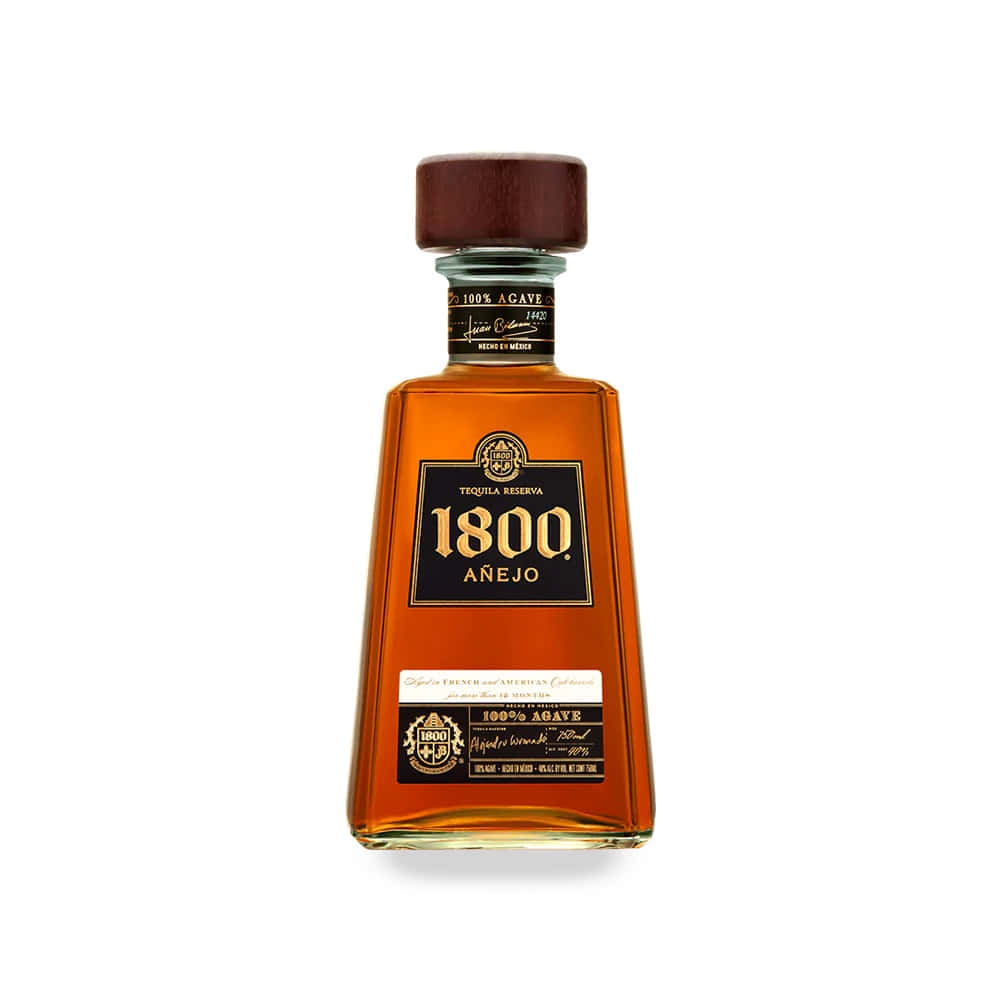 alcohol 桌布 壁紙 — 一個透明瓶裝1800 Añejo龍舌蘭酒，帶有琥珀色液體和深色木蓋，背景為白色。