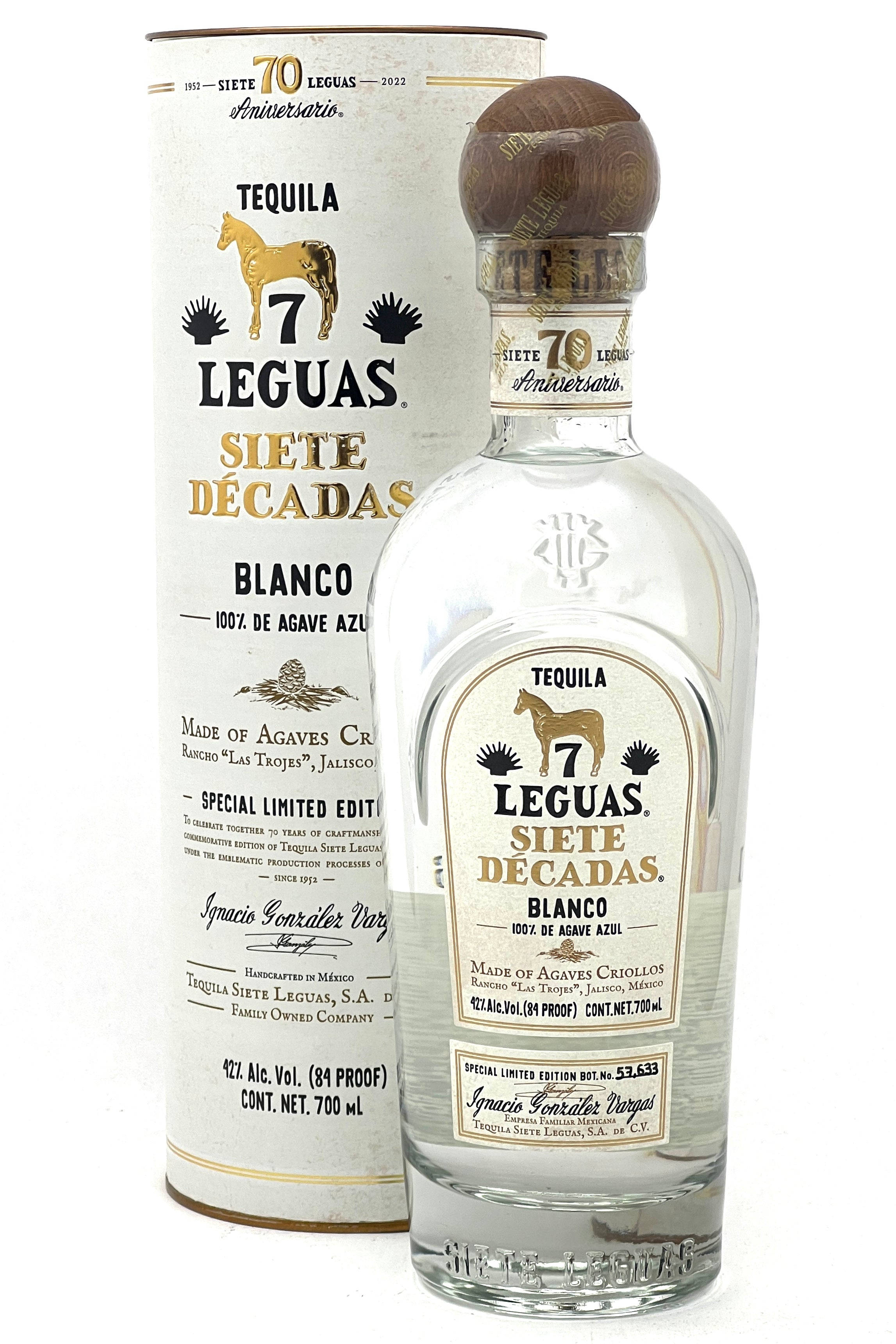 三星 桌布 壁紙 — 一個透明瓶裝7 Leguas Blanco龍舌蘭酒，帶有金色馬標誌，放在其高圓柱形盒旁邊，背景為白色。