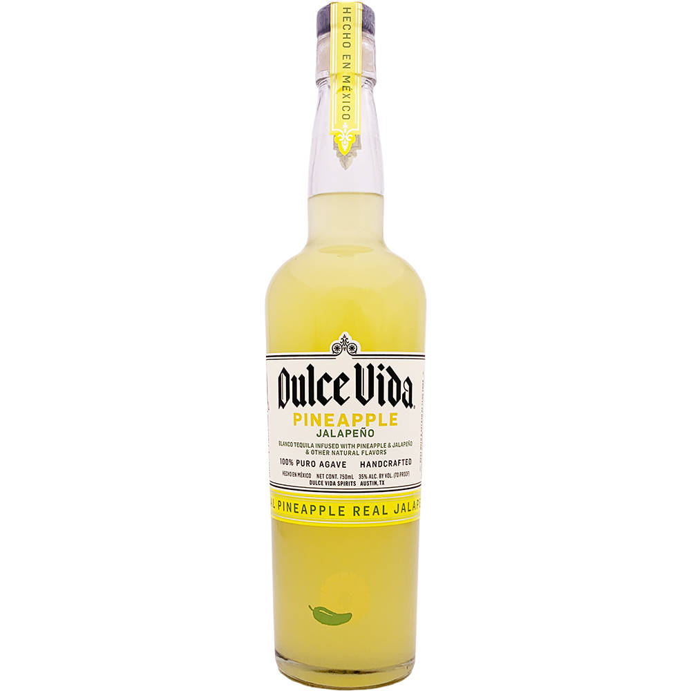 cocktail 桌布 壁紙 — 一個透明瓶裝Dulce Vida鳳梨墨西哥辣椒味龍舌蘭酒，黃色液體，大膽標籤，白色背景。