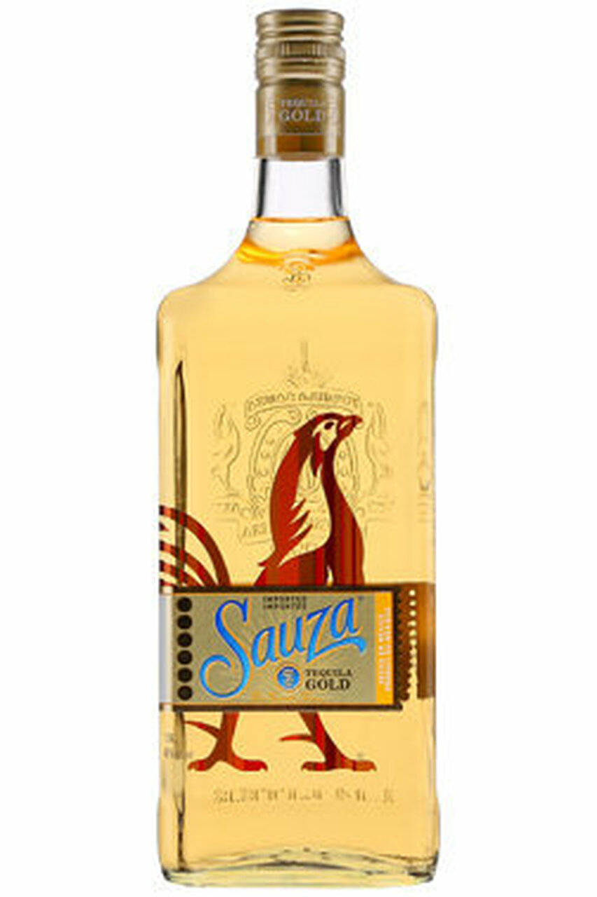 alcohol 桌布 壁紙 — 一個透明瓶裝的 Sauza Tequila Gold，帶有公雞插圖和金色液體，背景為白色。