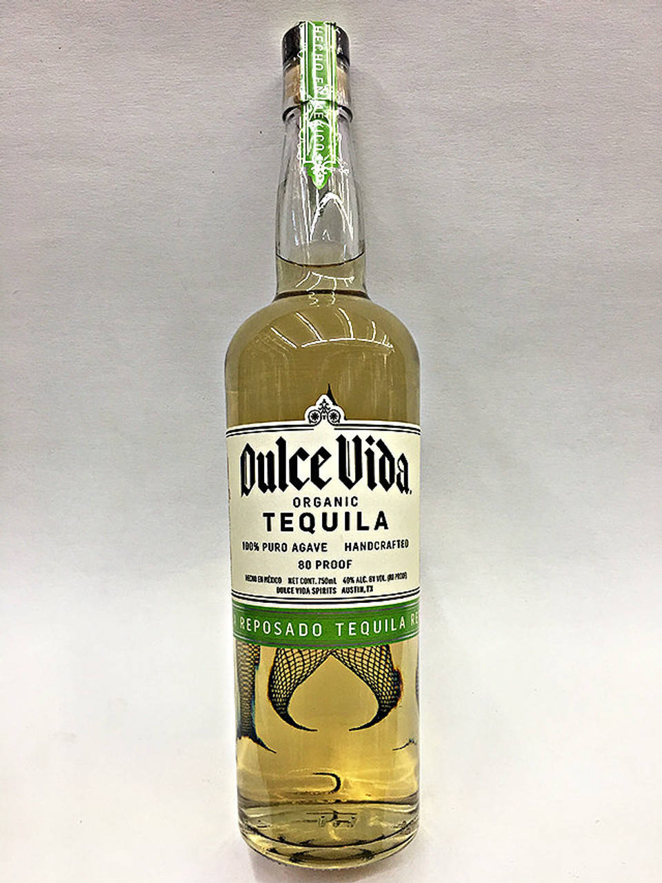 cocktail 桌布 壁紙 — 一個透明瓶裝的Dulce Vida有機陳年龍舌蘭酒，直立於純白色背景前。
