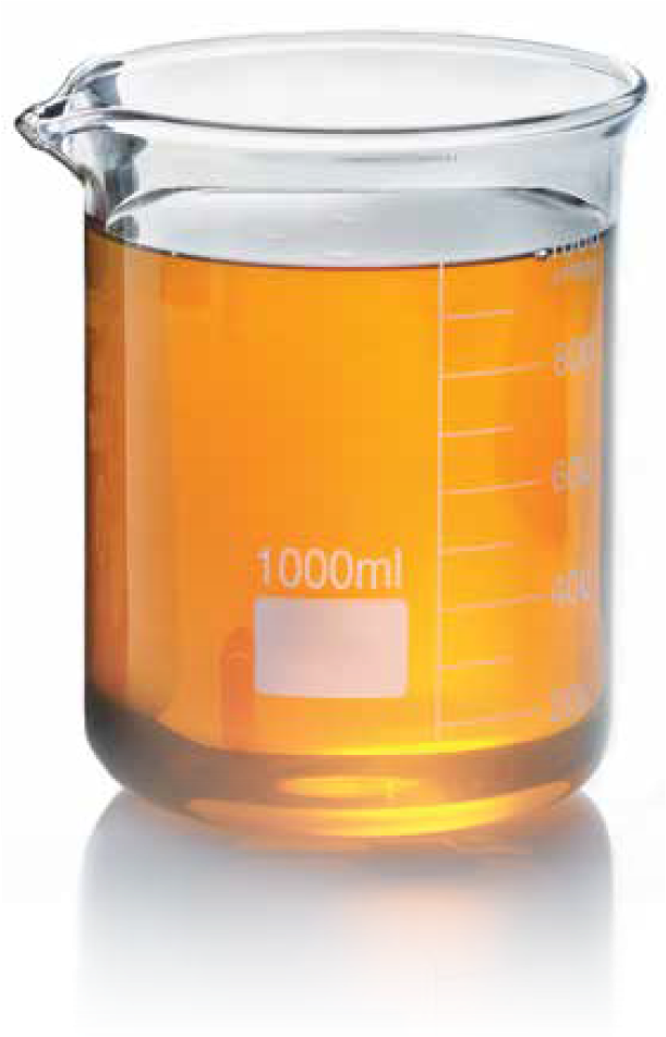 燒杯 桌布 壁紙 — 一個透明的1000毫升玻璃燒杯裝滿琥珀色液體，放置在反光的白色表面上。