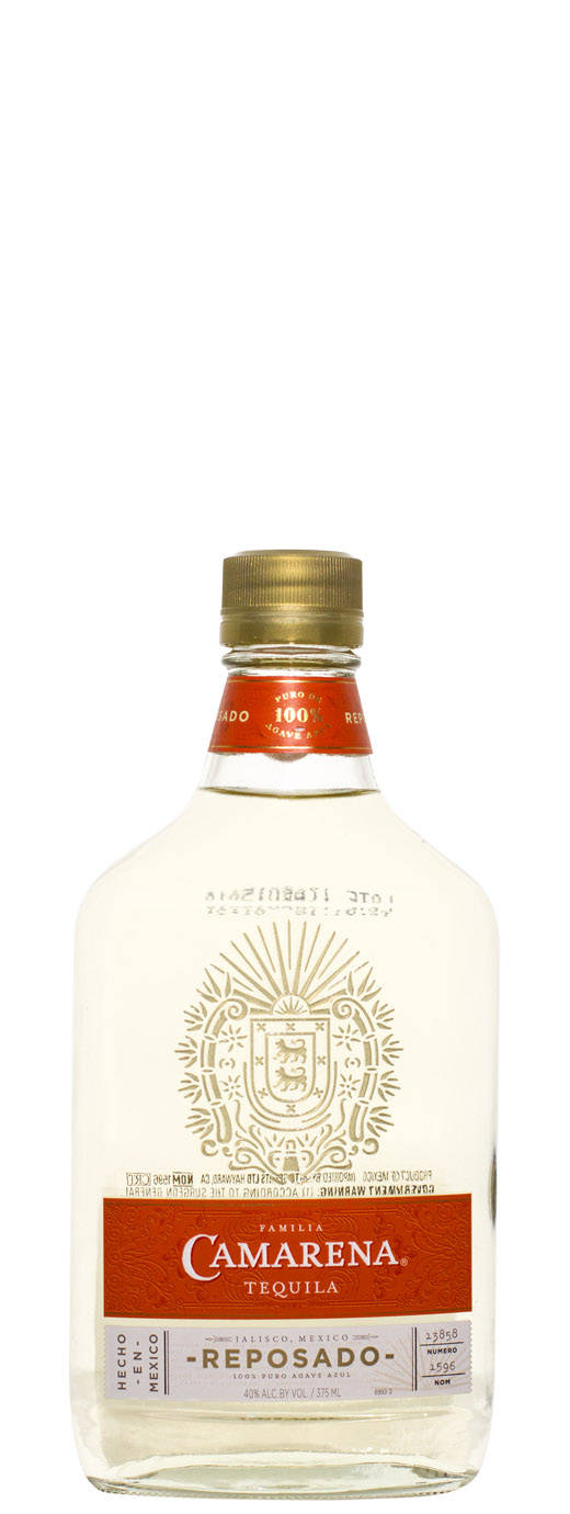 Tequila 桌布 壁紙 — 一個透明的Camarena Reposado龍舌蘭酒瓶，金色蓋子和華麗標籤，立在純白背景前。