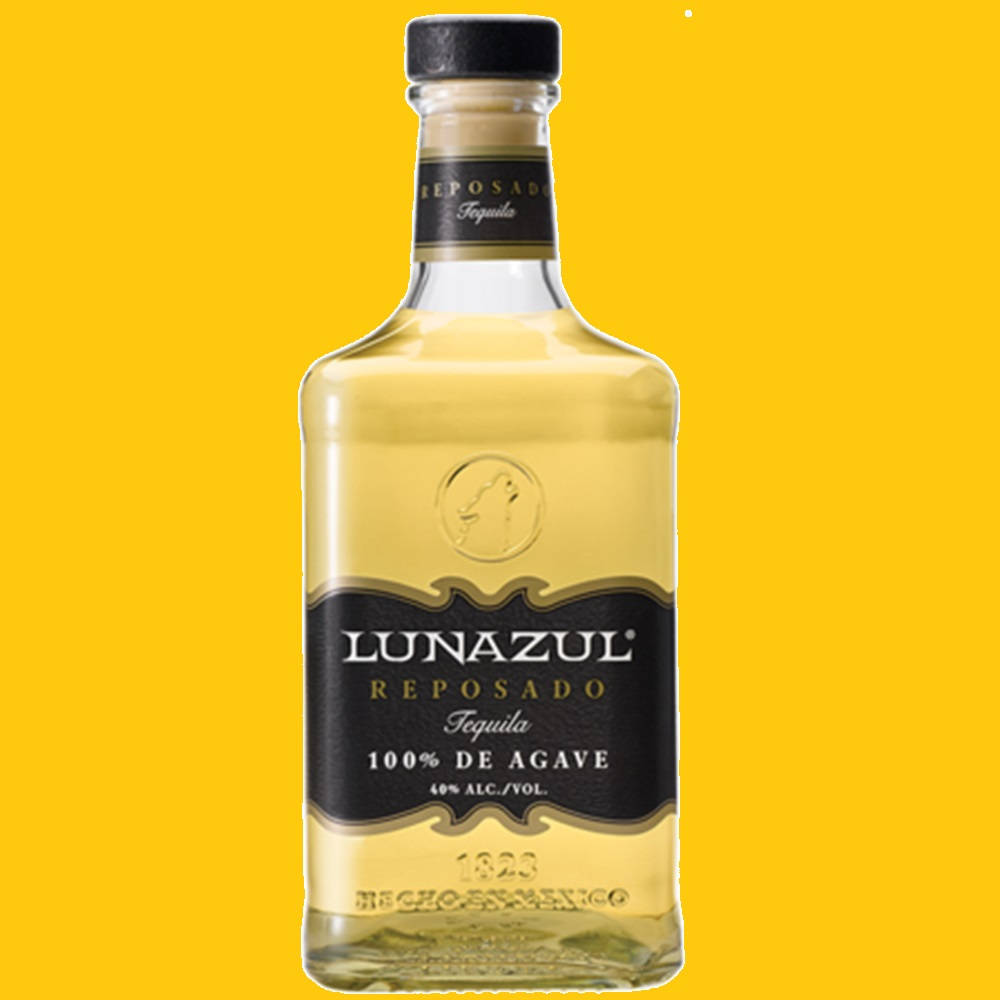 alcohol 桌布 壁紙 — 一個透明的Lunazul Reposado龍舌蘭酒瓶，裝著金色液體，立在鮮黃色背景的中央。