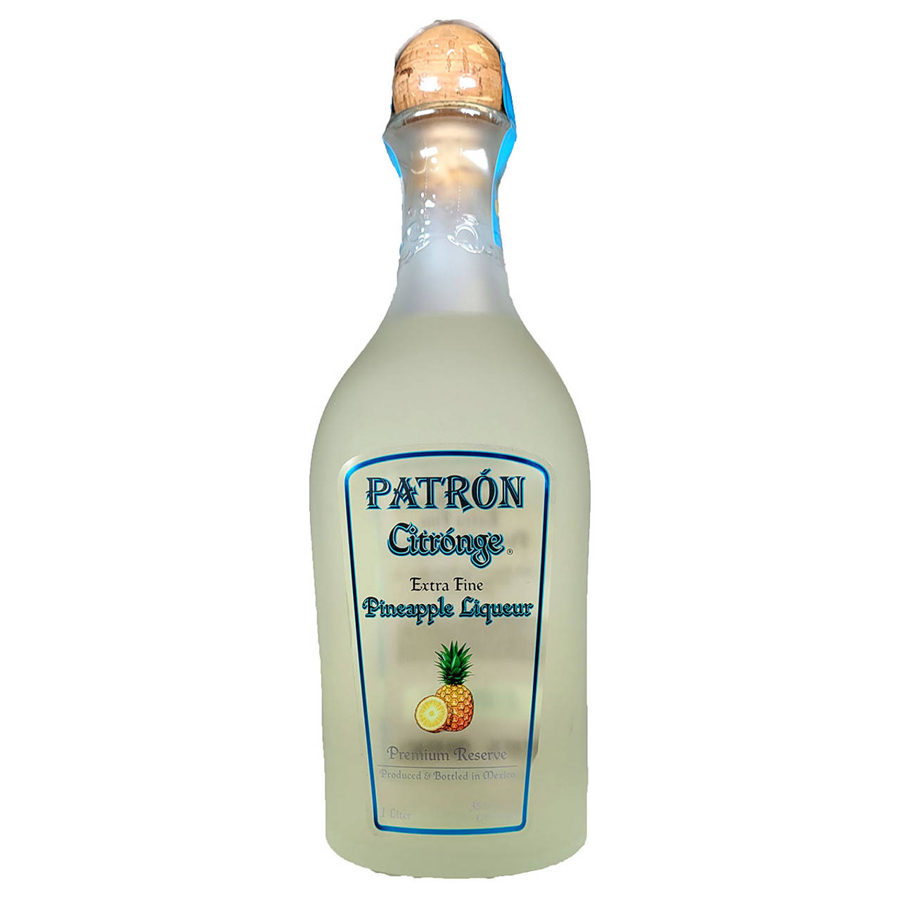 Pineapple 桌布 壁紙 — 一個透明的Patrón Citrónge鳳梨利口酒瓶，帶有軟木塞和標籤，上面有鳳梨和檸檬片圖案。