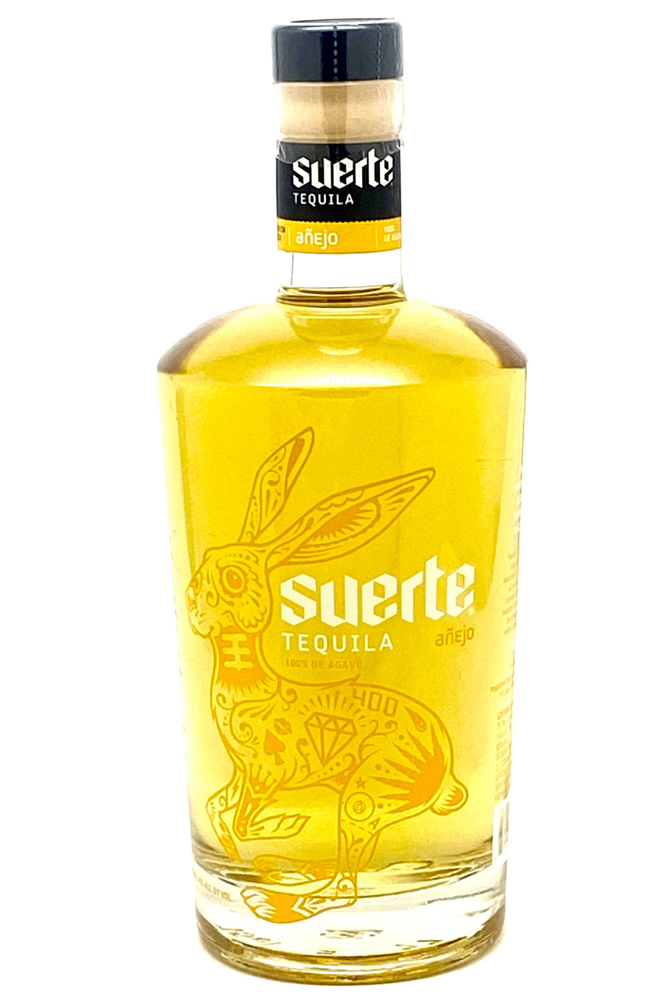 alcohol 桌布 壁紙 — 一個透明的Suerte Añejo龍舌蘭酒瓶，內有金色液體，標籤上有詳細的兔子插圖。