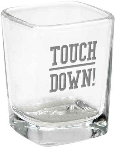 Product 桌布 壁紙 — 一個透明的方形烈酒杯，側面有粗體灰色蝕刻文字「TOUCH DOWN!」。