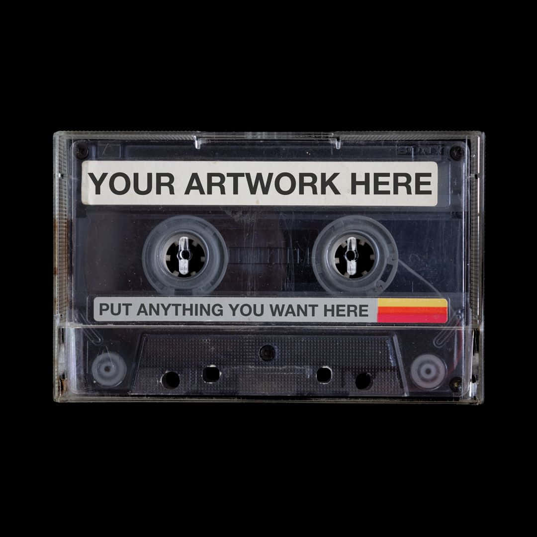 Mixtape 桌布 壁紙 — 一個透明的音頻卡式錄音帶，上面有預留文字，居中放置在純黑色背景上。