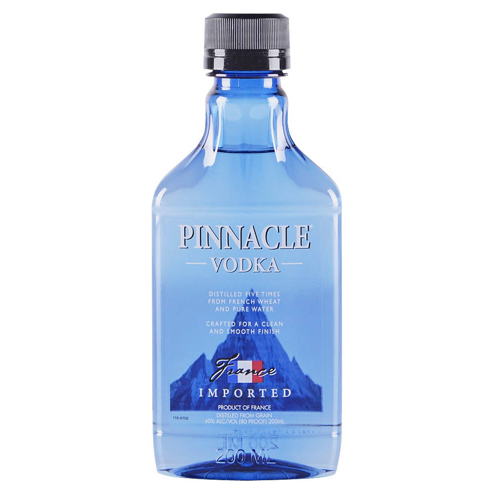 bottle 桌布 壁紙 — 一個透明藍色玻璃瓶的Pinnacle Vodka，帶黑色瓶蓋和法國山脈標籤，背景為白色。
