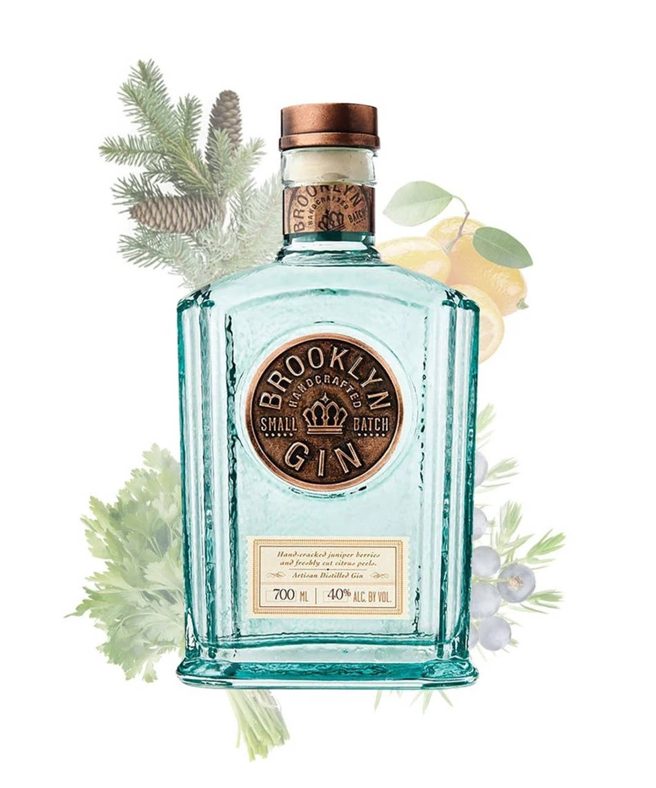 Gin 桌布 壁紙 — 一個透明藍色琴酒瓶，標籤為 Brooklyn Small Batch，被松果、柑橘和香草環繞在白色背景上。