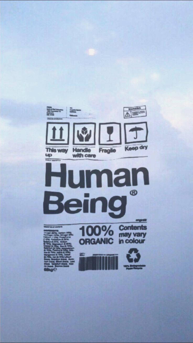 美學 Tumblr 桌布 壁紙 — 一個透明袋上的極簡標籤寫著「Human Being」，附有護理圖標和「100% Organic」，背景是柔和的藍天。
