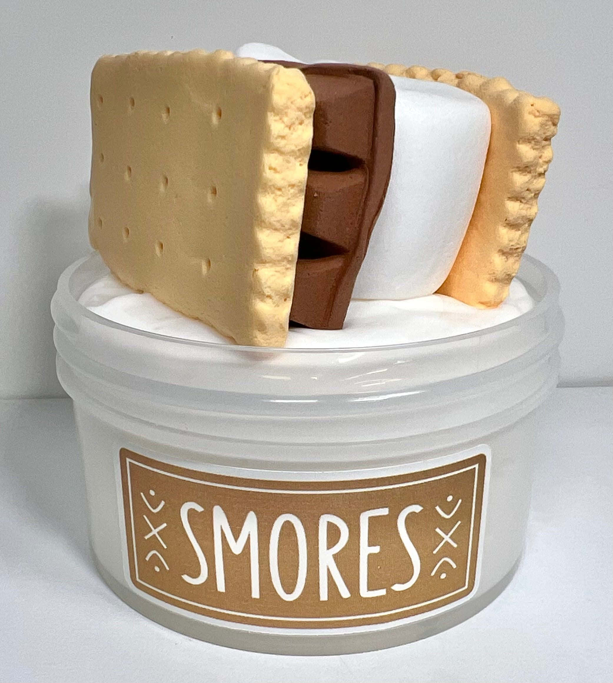 slime 桌布 壁紙 — 一個逼真的 s'mores 甜點複製品，包含全麥餅乾、巧克力和棉花糖，放在一個有標籤的罐子上，背景為純白色。