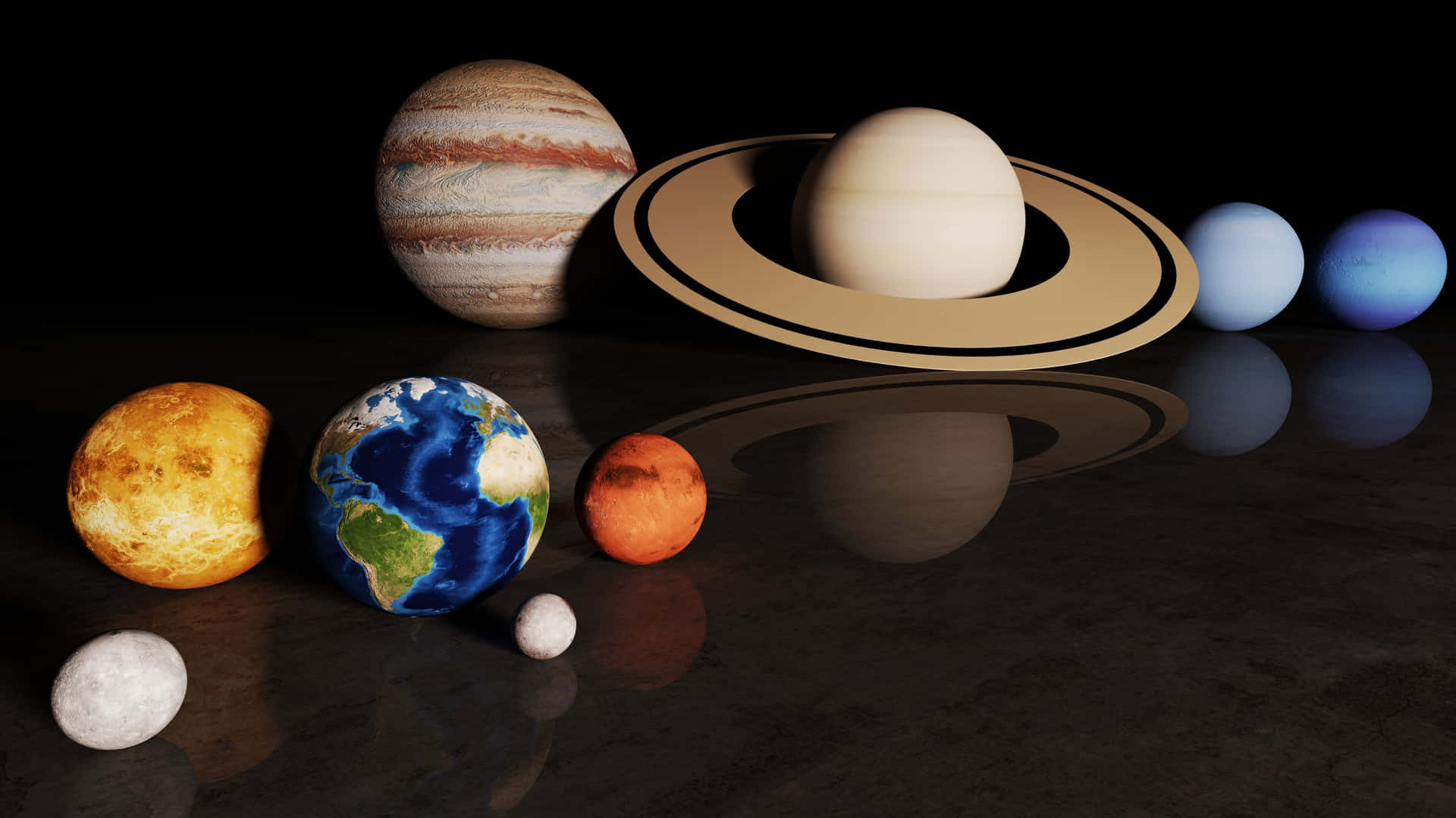 太陽系 桌布 壁紙 — 一個逼真的3D渲染，包括帶有光環的土星和地球，排列在反光的暗色表面上。