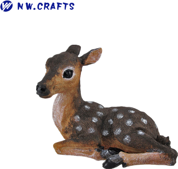 fawn 桌布 壁紙 — 一個逼真的樹脂小鹿公仔，身上有斑點，蜷縮著休息在純黑背景前。