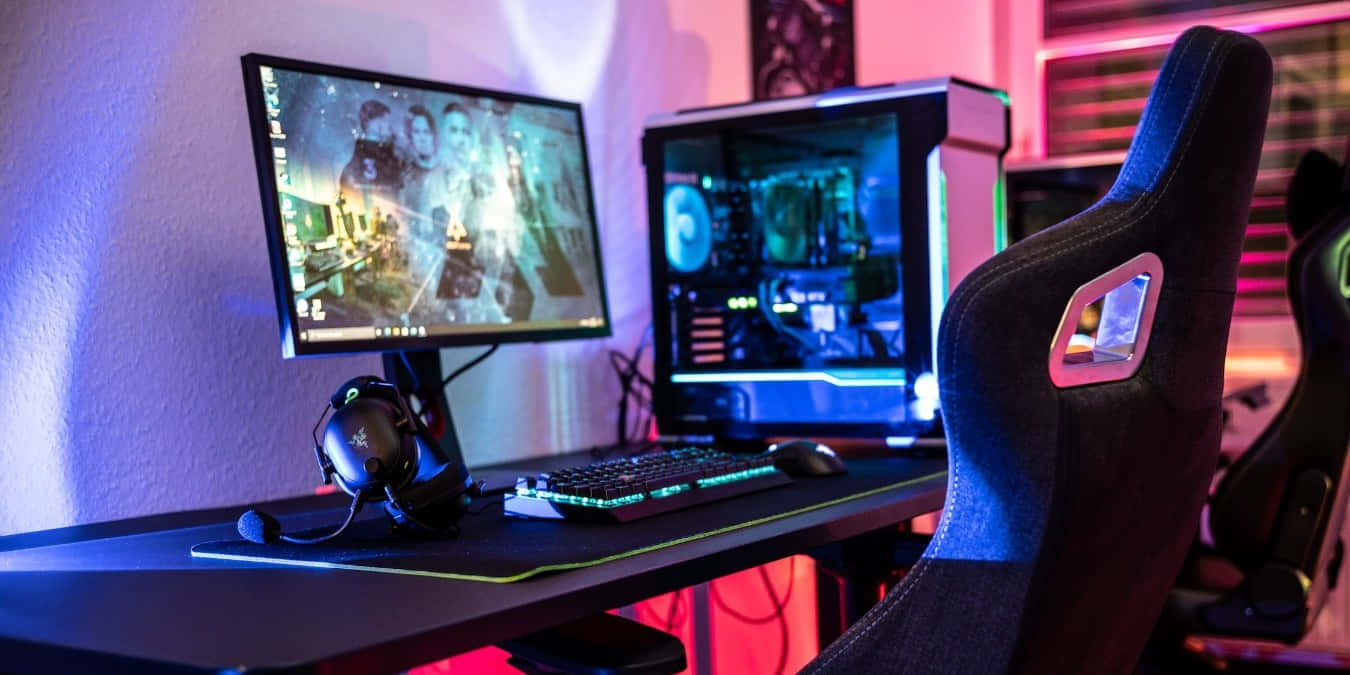 Gaming Pc Setup 桌布 壁紙 — 一個遊戲玩家的設置，帶有發光的RGB燈光和屏幕上沐浴在藍色和粉紅色環境光中的生動遊戲。