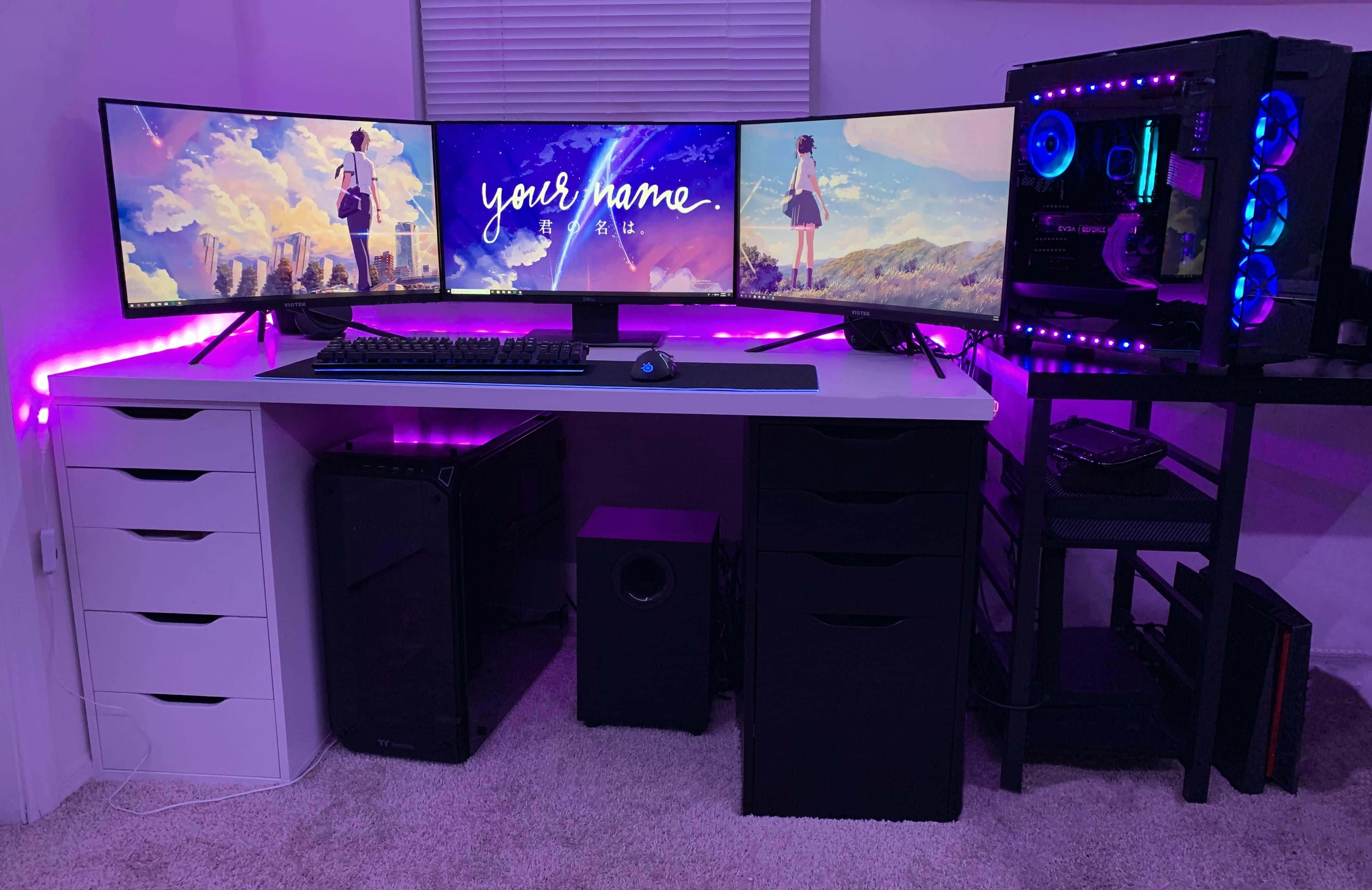 Gaming Pc Setup 桌布 壁紙 — 一個遊戲設置，配備三個曲面顯示器顯示動漫場景，紫色LED燈光照亮桌面和黑色PC機箱。