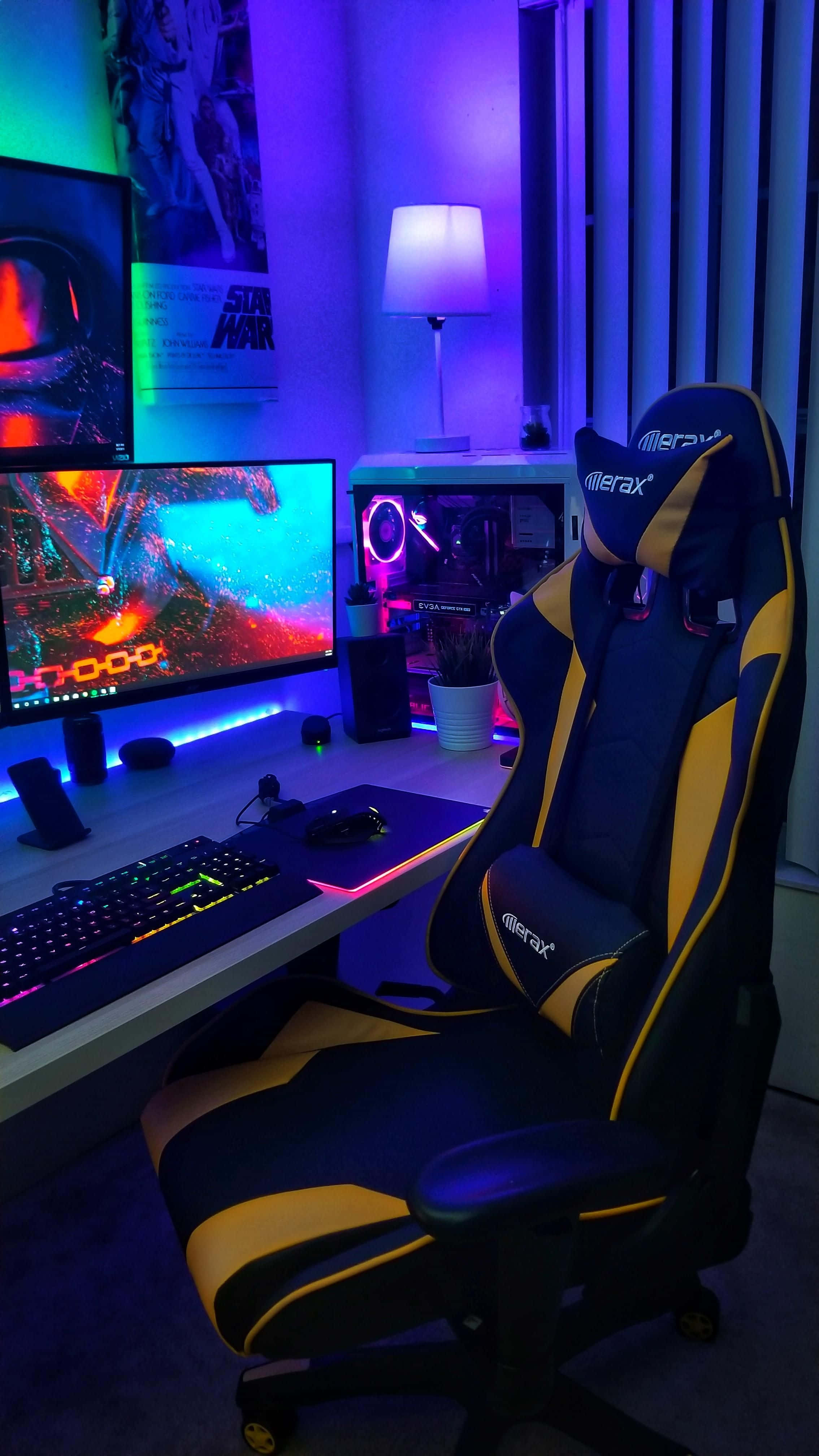 Gaming Chairs 桌布 壁紙 — 一個遊戲設置，配有黑色和黃色的椅子，在紫藍色霓虹燈下發光，以及一個顯示火焰遊戲場景的鮮豔顯示器。