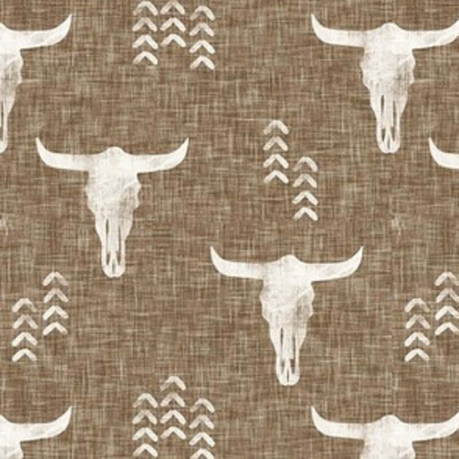 Brown Cow Print 桌布 壁紙 — 一個鄉村風格的壁紙圖案，在帶有紋理的棕色布料背景上，點綴著白色長角牛頭骨和箭矢圖案。