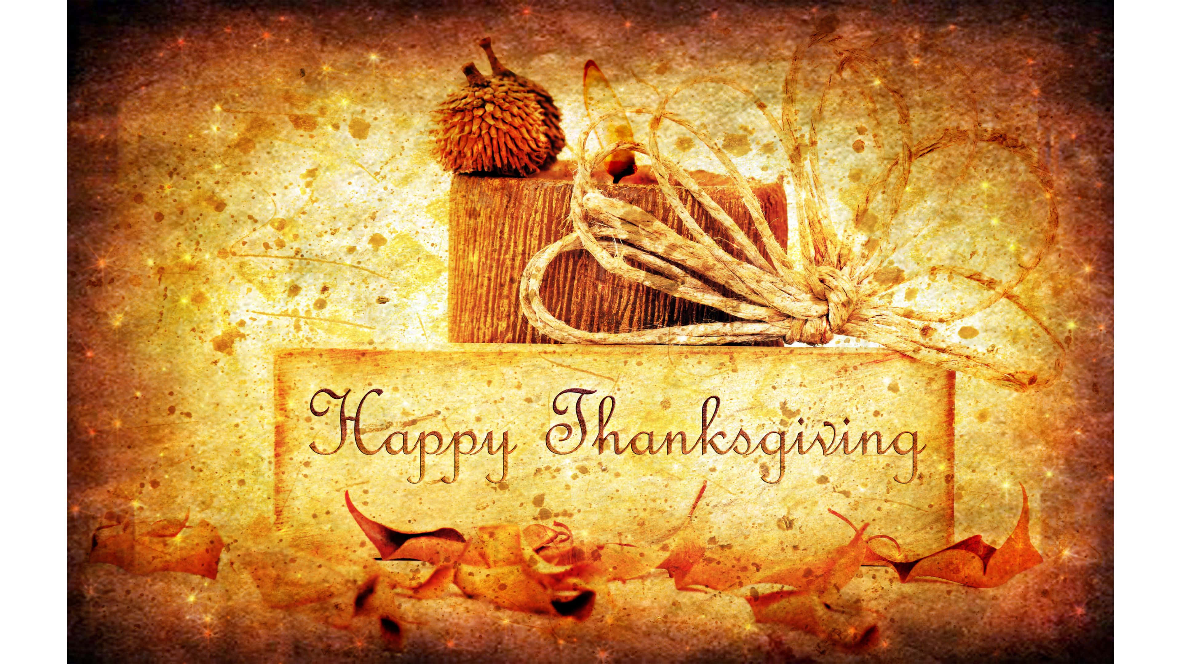 Beautiful Thanksgiving 桌布 壁紙 — 一個鄉村風格的感恩節問候，以秋葉、橡果和麻繩裝飾在帶紋理的金色背景上。