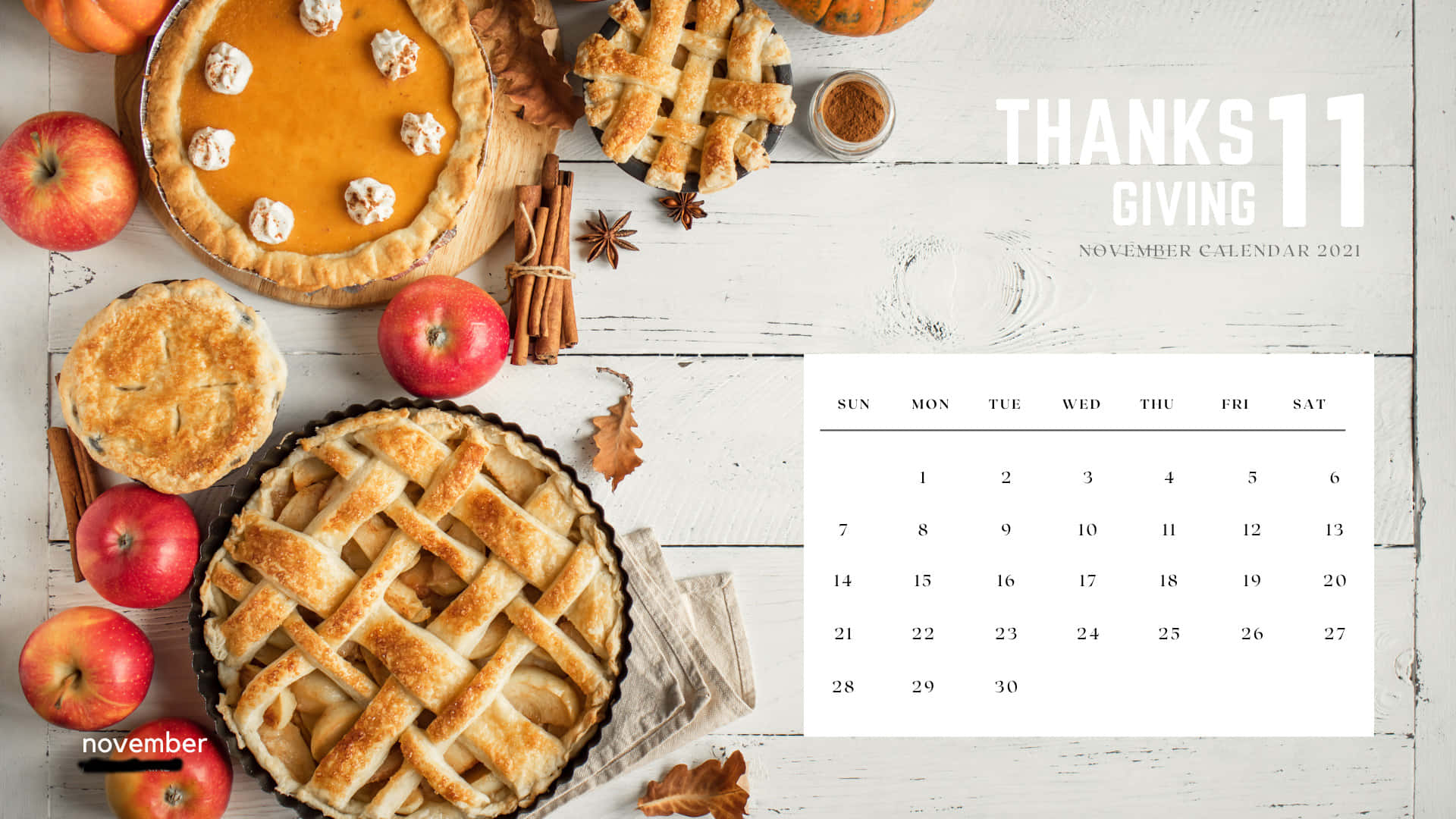 Thanksgiving 桌布 壁紙 — 一個鄉村風格的感恩節日曆，在白色木桌上展示蘋果派和南瓜派，周圍環繞著秋葉、肉桂和蘋果。
