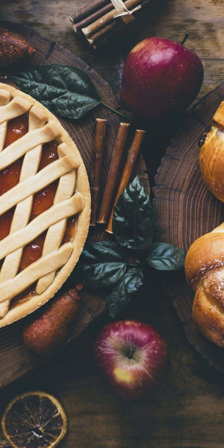 Pastry 桌布 壁紙 — 一個鄉村風格的格子派皮蘋果派，旁邊放著新鮮蘋果、肉桂棒和麵包，置於深色木桌上。