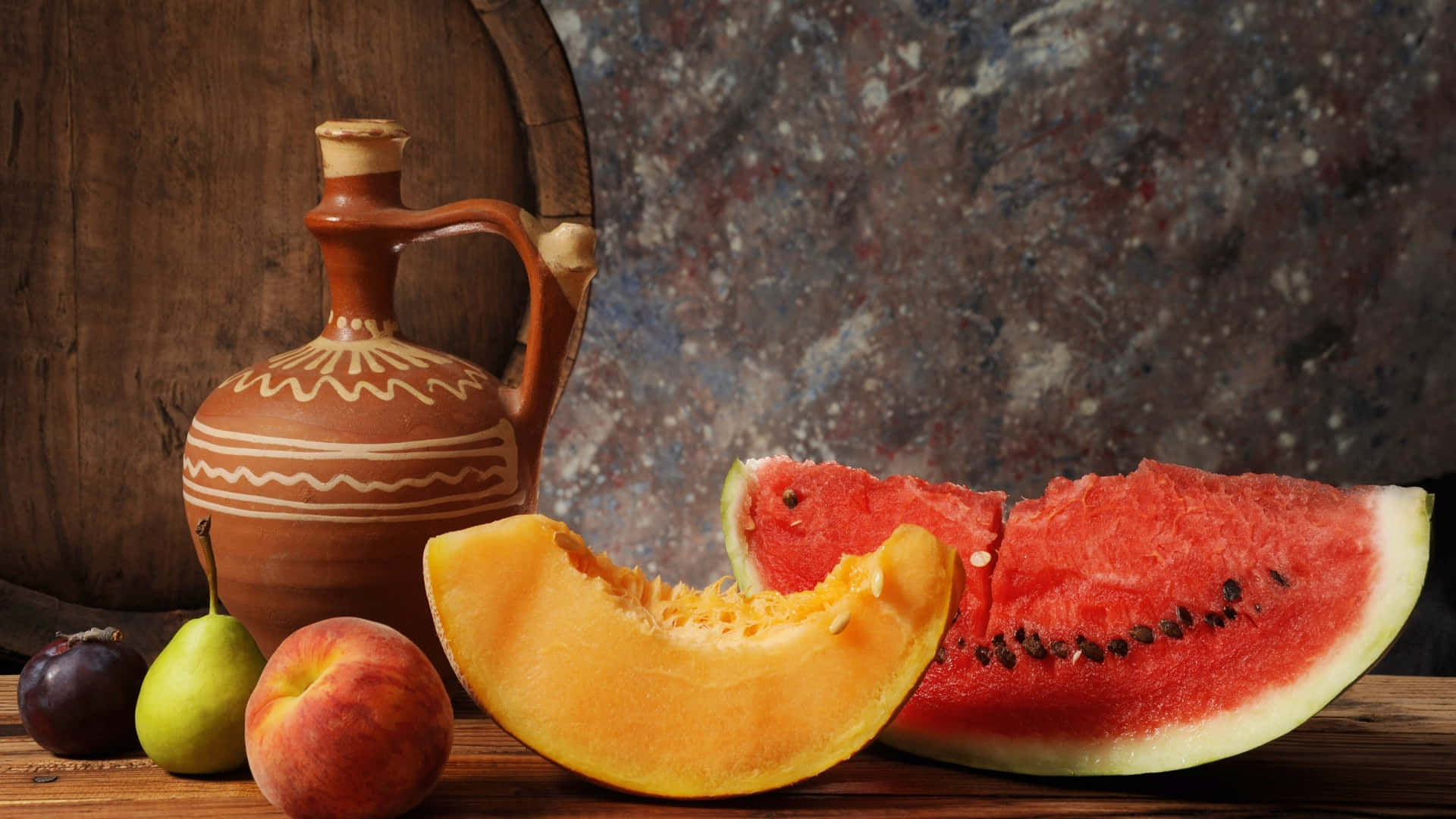 Watermelon 桌布 壁紙 — 一個鄉村風格的靜物畫，陶壺旁邊是木桌上鮮豔的西瓜、哈密瓜、桃子、梨和李子切片。