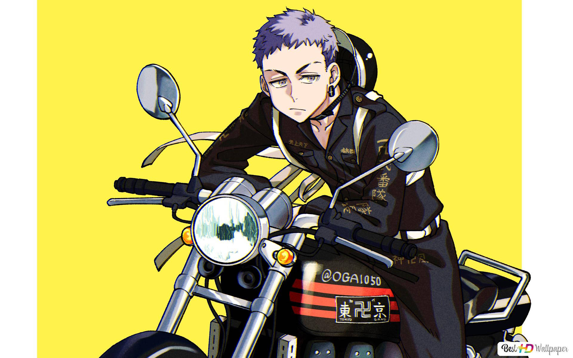 takashi mitsuya 桌布 壁紙 — 一個酷酷的紫髮動漫男靠在一輛訂製摩托車上，背景是亮黃色。