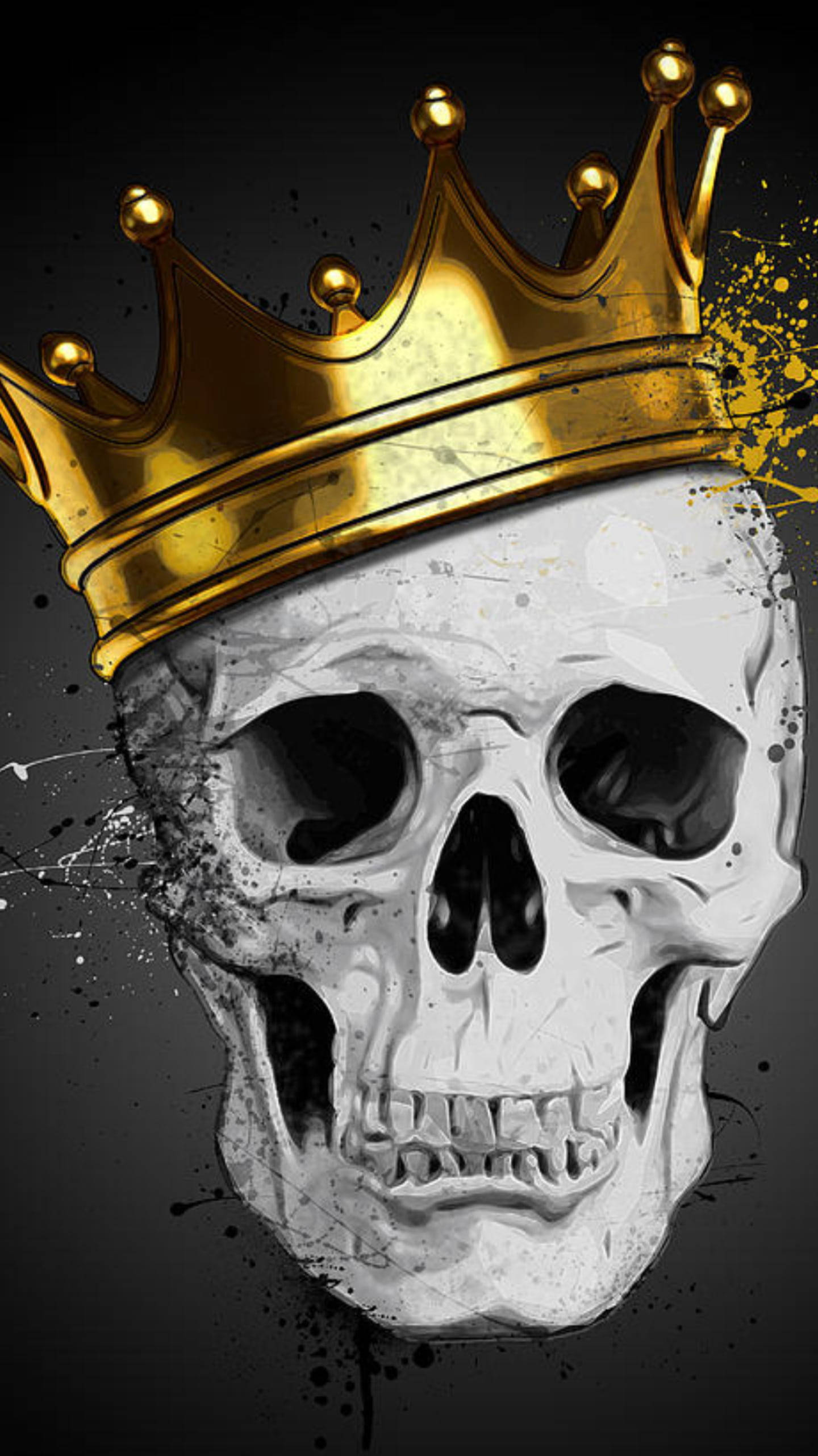 king iPhone 桌布 壁紙 — 一個醒目的白色頭骨在深色背景上戴著閃閃發光的金色皇冠，並帶有醒目的黃色和黑色潑濺。