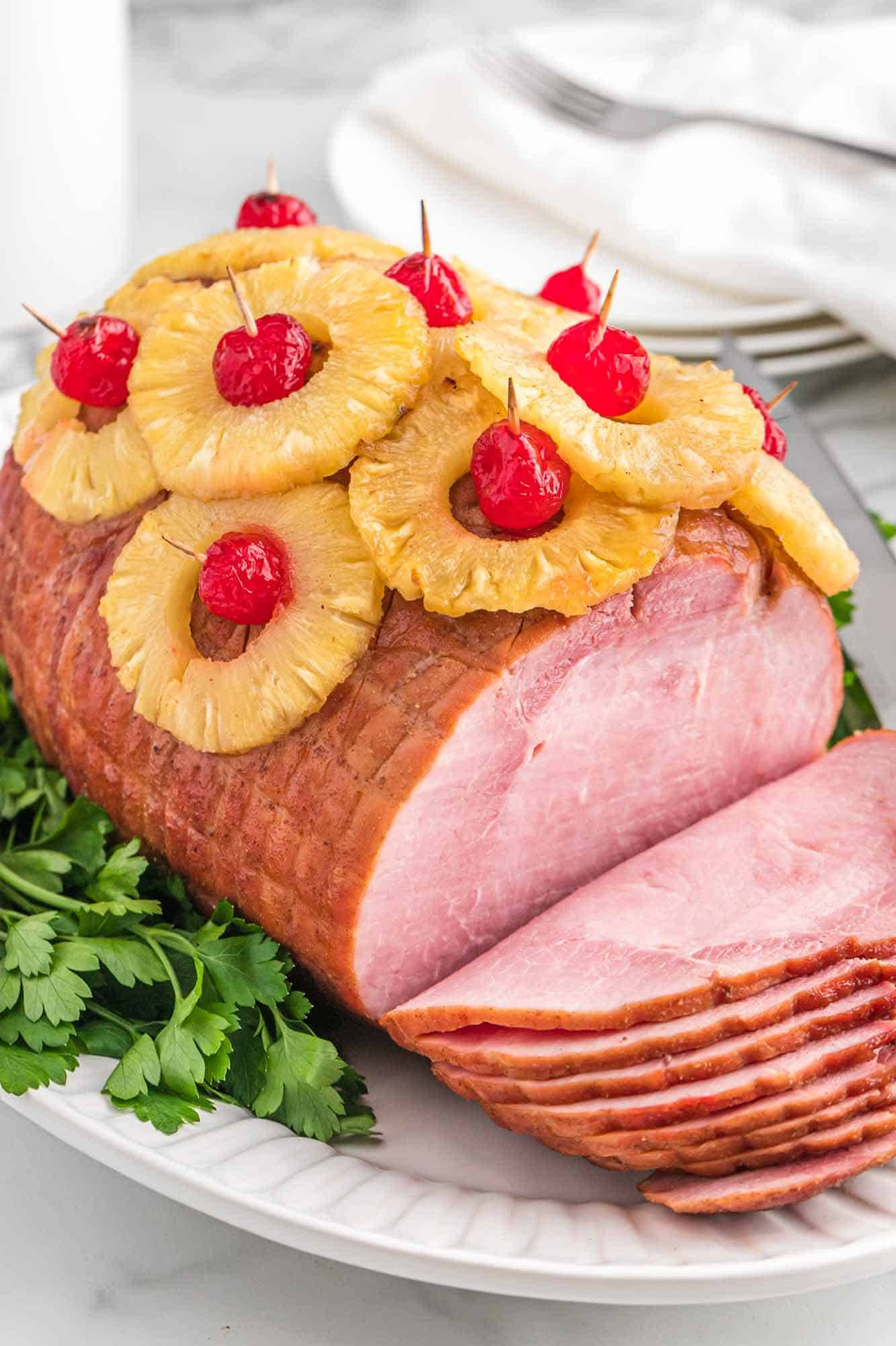 Ham 桌布 壁紙 — 一個釉面火腿，飾以鳳梨圈和馬拉斯奇諾櫻桃，放在白色盤子上，配以新鮮歐芹。