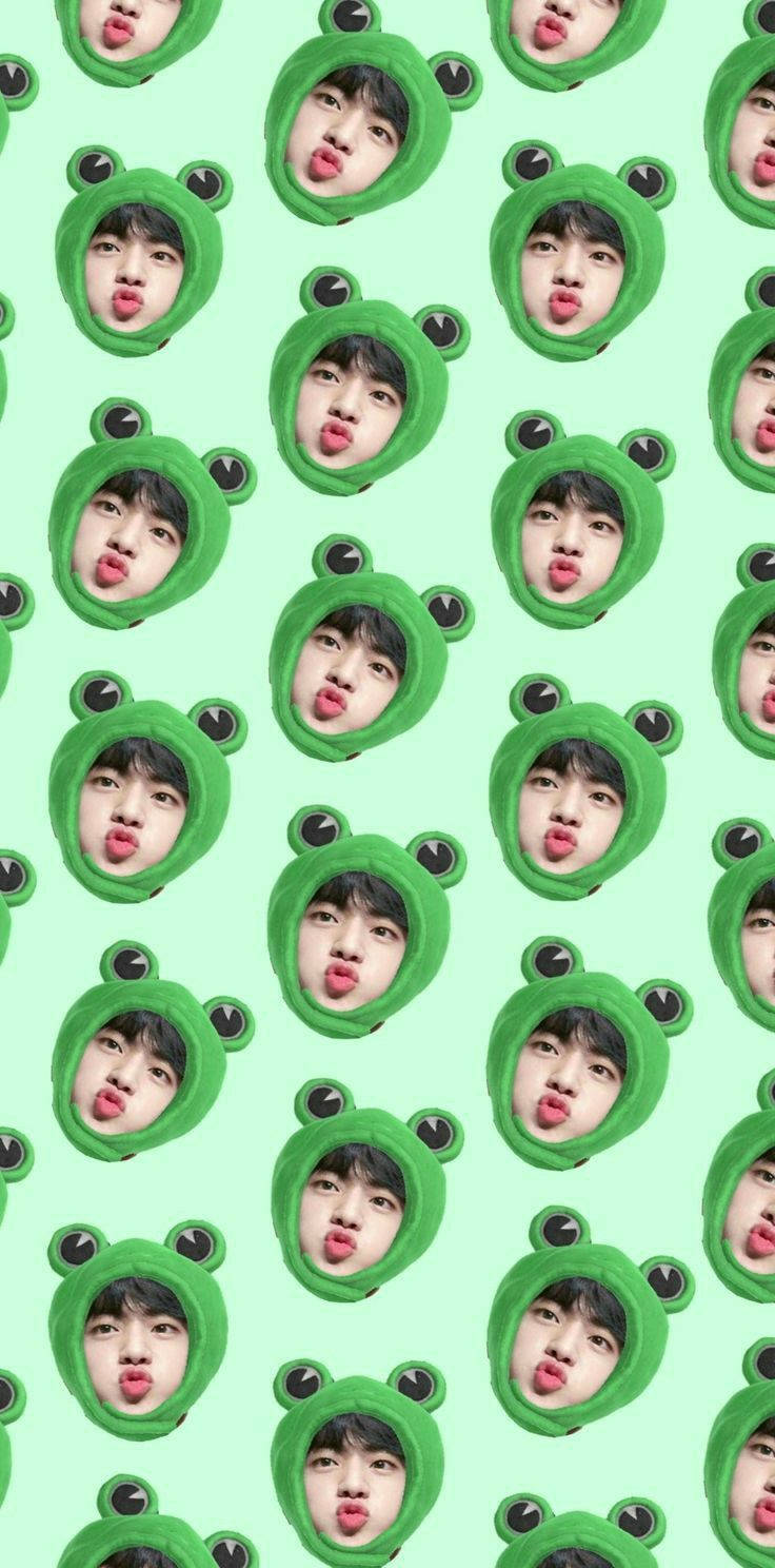 Bts Aesthetic 桌布 壁紙 — 一個重複圖案，描繪一位戴著綠色青蛙帽的年輕男子在薄荷綠背景上伸出舌頭。