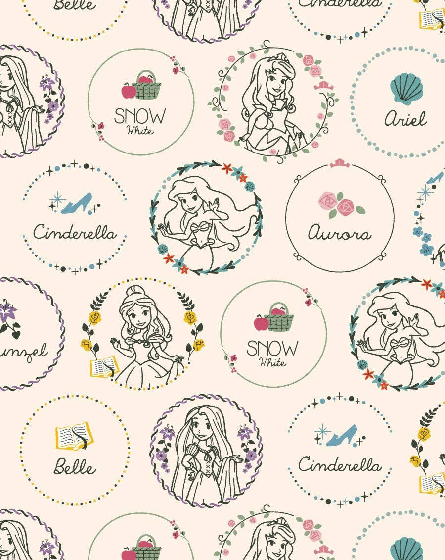 Disney Princesses 桌布 壁紙 — 一個重複的圖案，包含貝兒和灰姑娘等迪士尼公主，在圓形框架中搭配花卉和圖示點綴，背景為柔和粉紅色。