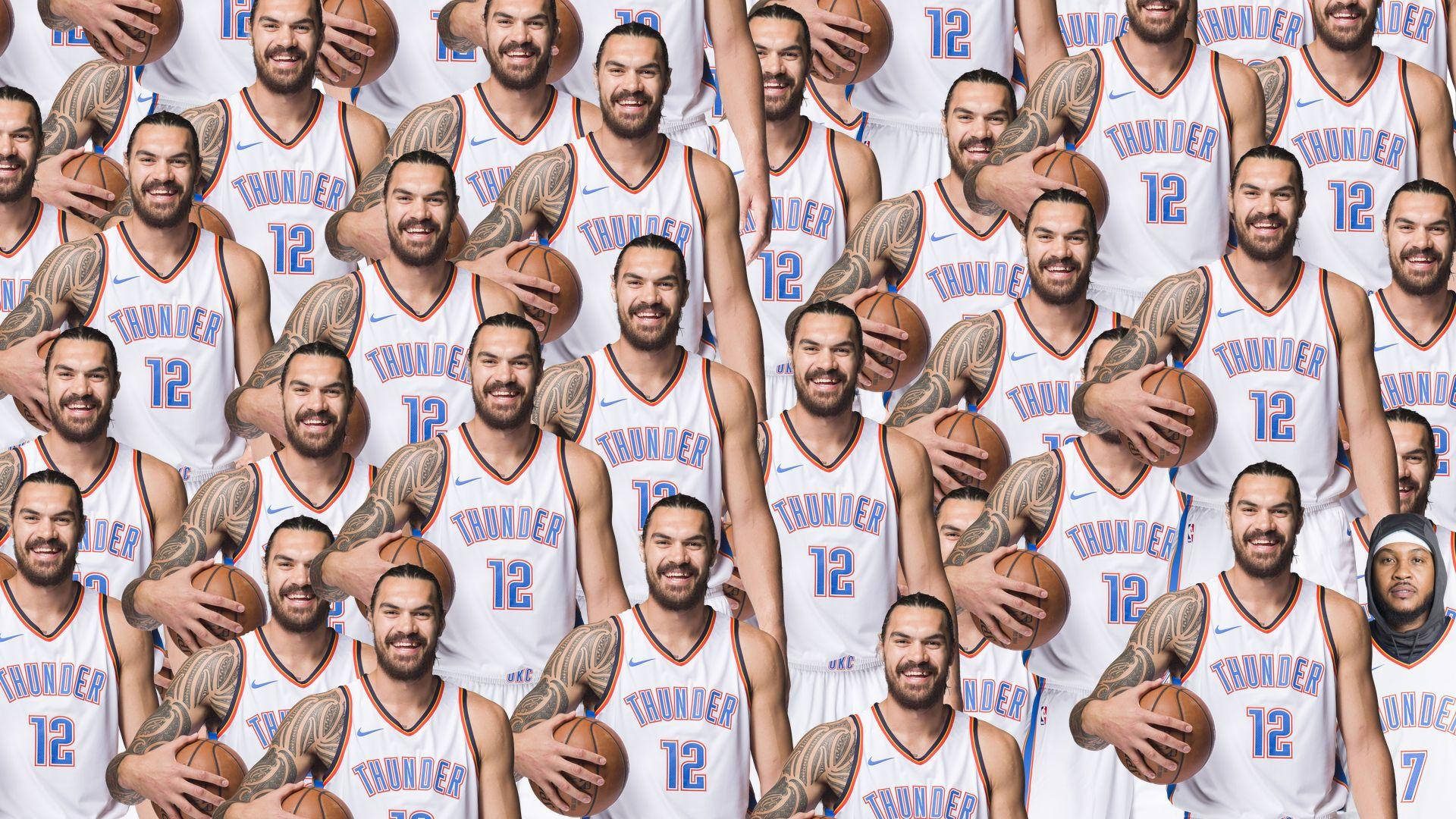 Steven Adams 桌布 壁紙 — 一個重複的圖案，描繪微笑的籃球運動員史蒂芬·亞當斯身穿奧克拉荷馬城雷霆隊球衣，手持籃球。