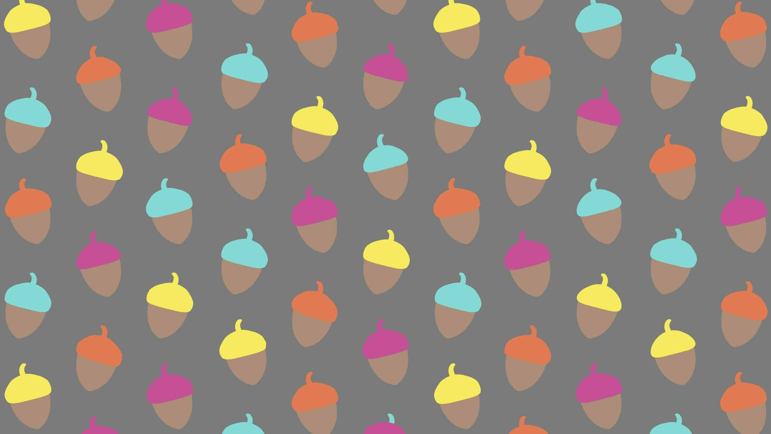 Cute Fall Pattern 桌布 壁紙 — 一個重複的圖案，由粉彩色的橡子在灰色背景上散落而成。