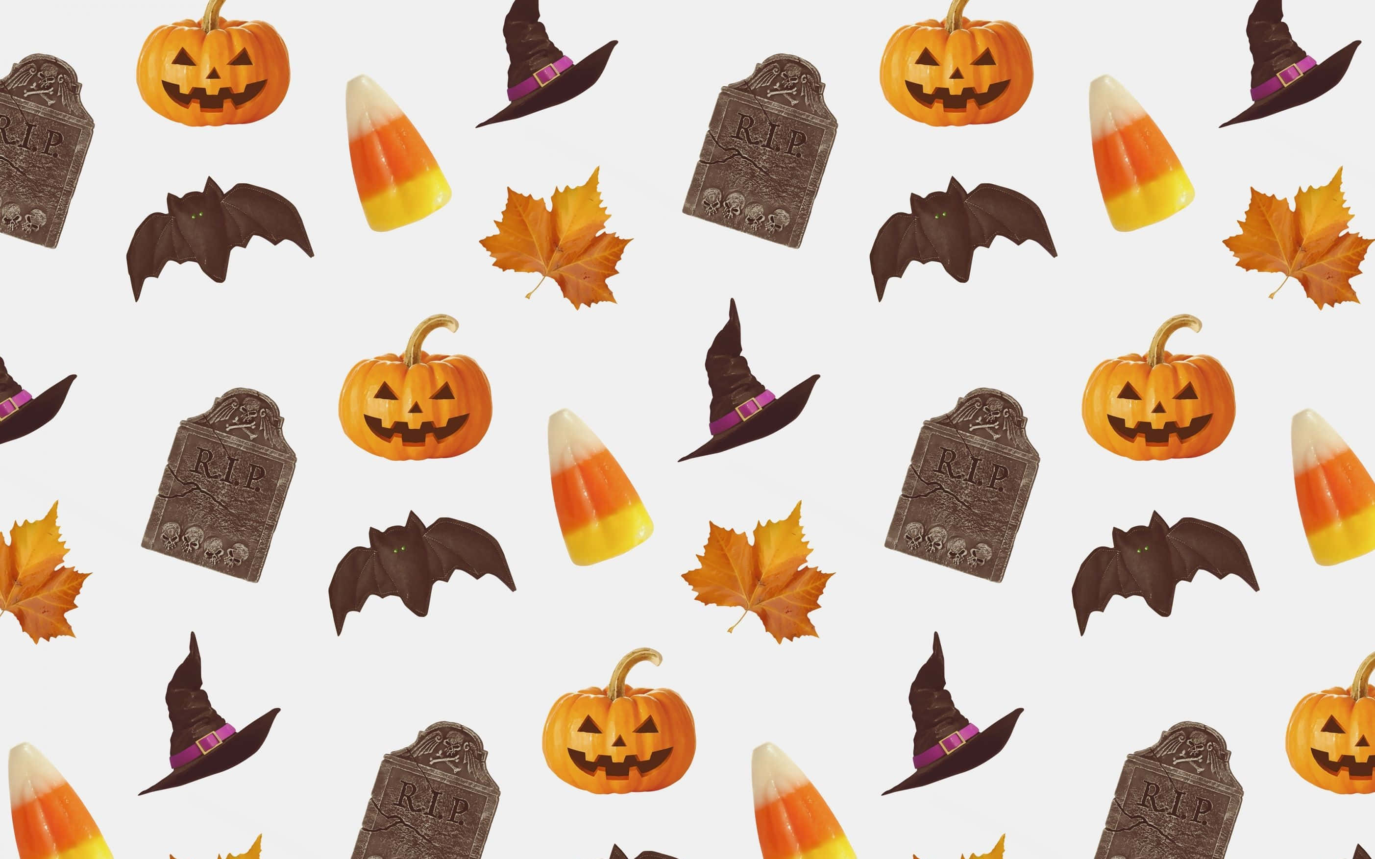 Halloween Macbook 桌布 壁紙 — 一個重複的萬聖節圖案，包含傑克南瓜燈、女巫帽、墓碑、蝙蝠和糖果玉米，背景為淺灰色。