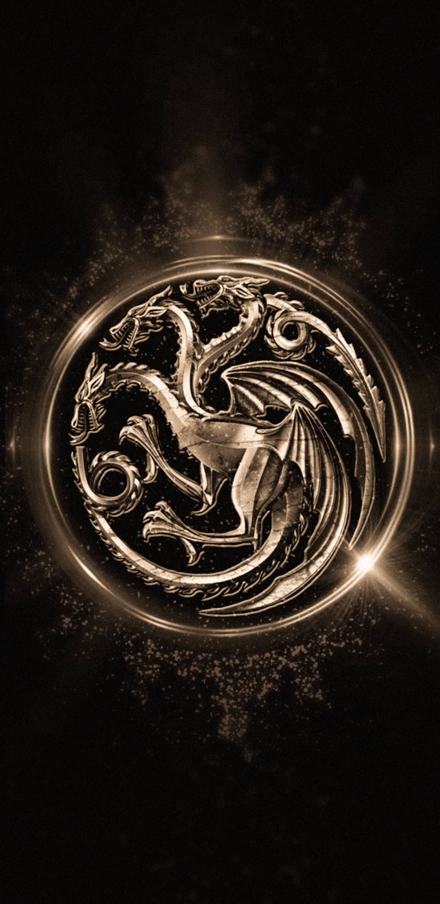 House Targaryen 桌布 壁紙 — 一個金屬三頭龍徽章在黑暗宇宙背景中閃耀著金色光芒，周圍有漂浮的粒子。