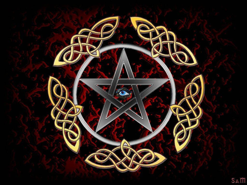 Pentagram 桌布 壁紙 — 一個金屬五角星，中心有一個全視之眼，被金色凱爾特結環繞，背景為深紅色紋理。