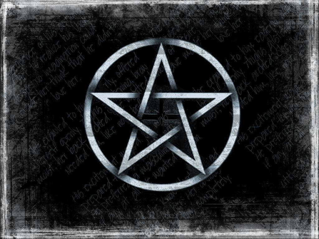 威卡 桌布 壁紙 — 一個金屬五角星在圓圈內發光，背景為深色紋理，帶有模糊的手寫文字疊加。