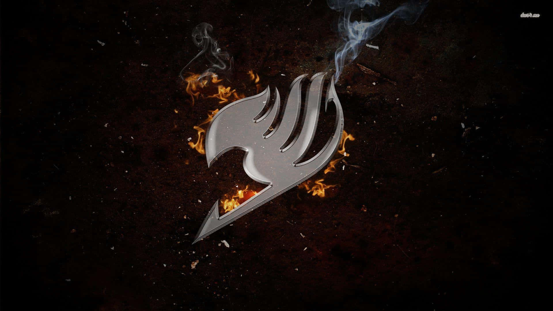 Fairy Tail Logo 桌布 壁紙 — 一個金屬劍形徽章，邊緣升起火焰和煙霧，背景為深色粗糙。