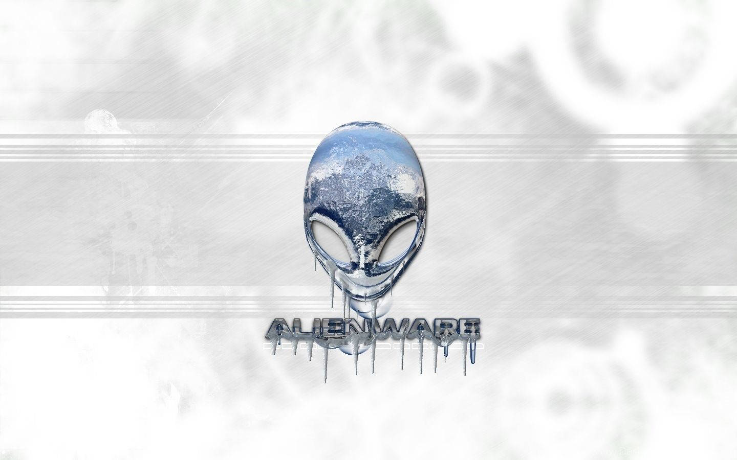 white alienware 桌布 壁紙 — 一個金屬外星人頭標誌在冰冷的灰色背景上，液體滴落在alienware字樣上。