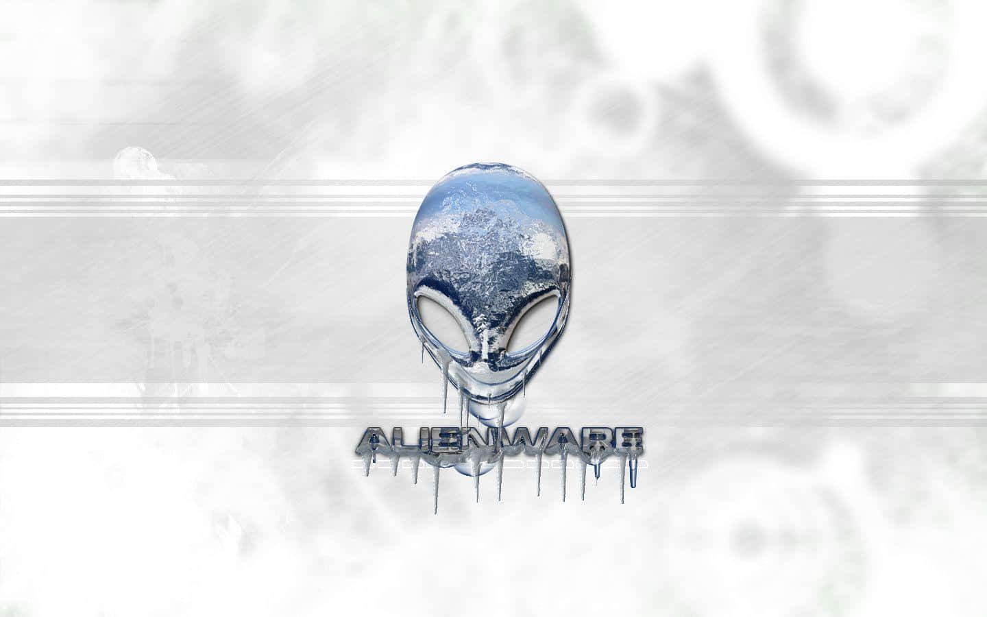 外星人 桌布 壁紙 — 一個金屬外星人頭標誌在煙霧灰色背景上，液體滴落在ALIENWARE字樣上。