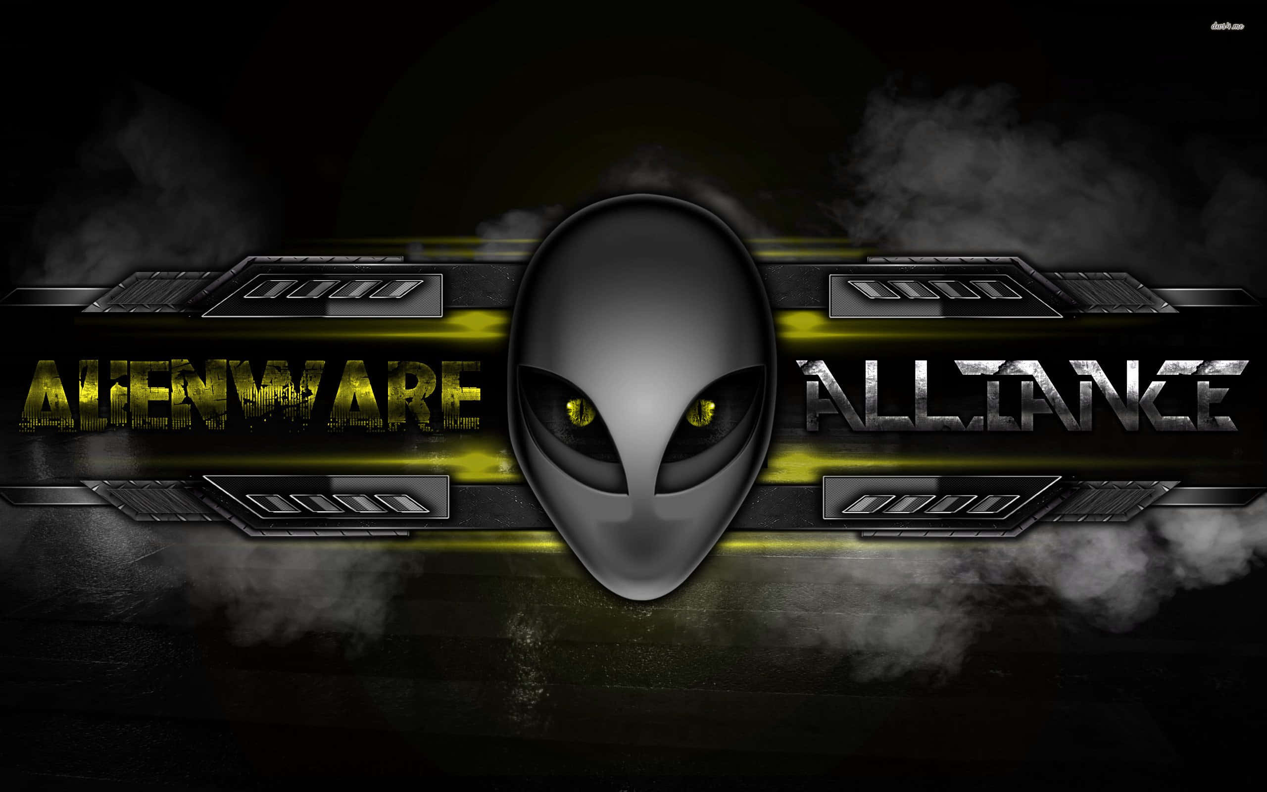 外星人 桌布 壁紙 — 一個金屬外星人頭部，帶有發光的黃色眼睛，位於 'ALIENWARE' 和 'ALLIANCE' 文字之間，背景為深色煙霧狀。