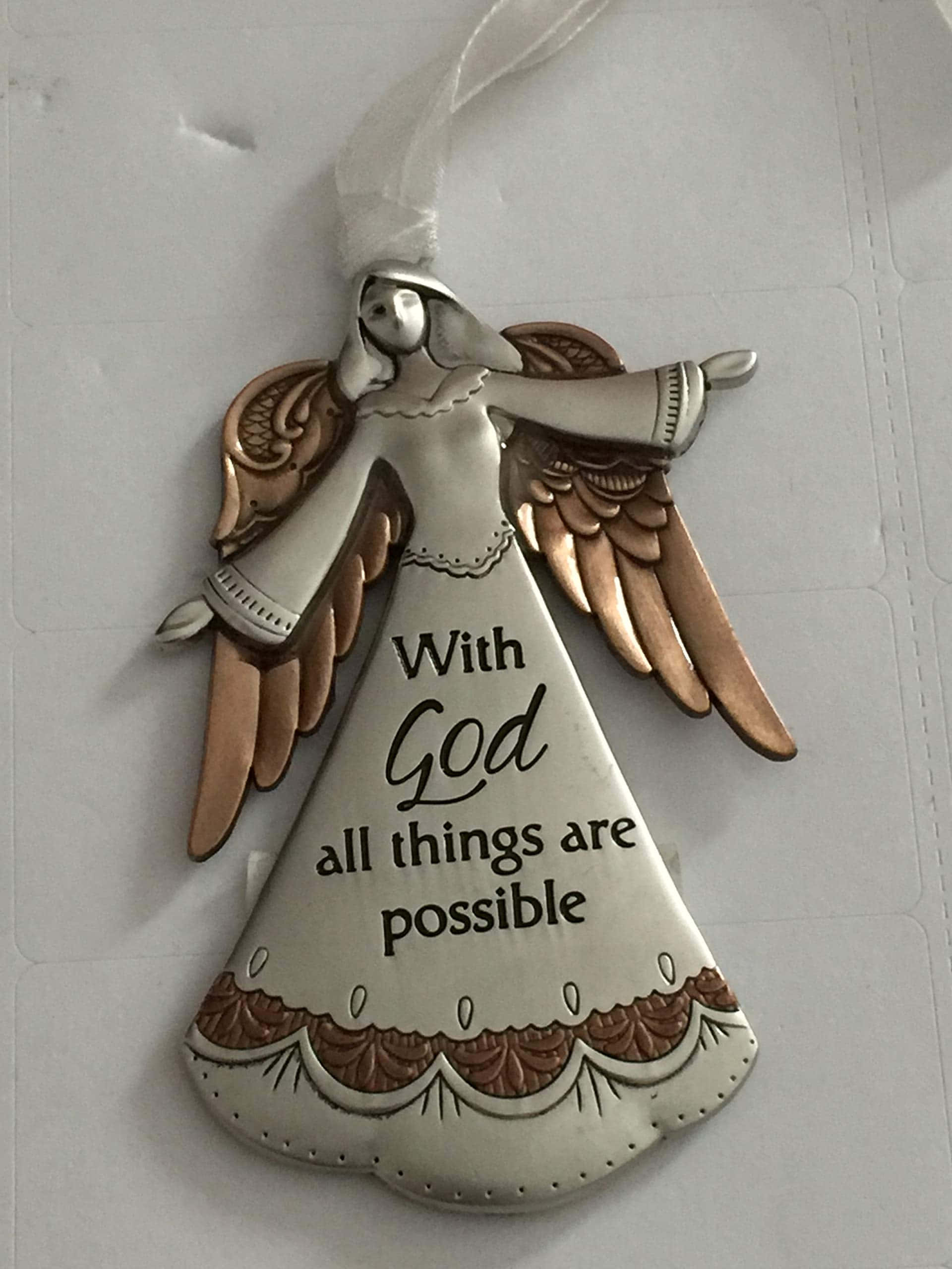 Beautiful Angel 桌布 壁紙 — 一個金屬天使裝飾品，帶有銀色和銅色翅膀，在純白色背景上展示『與神同在，萬事皆有可能』這句話。
